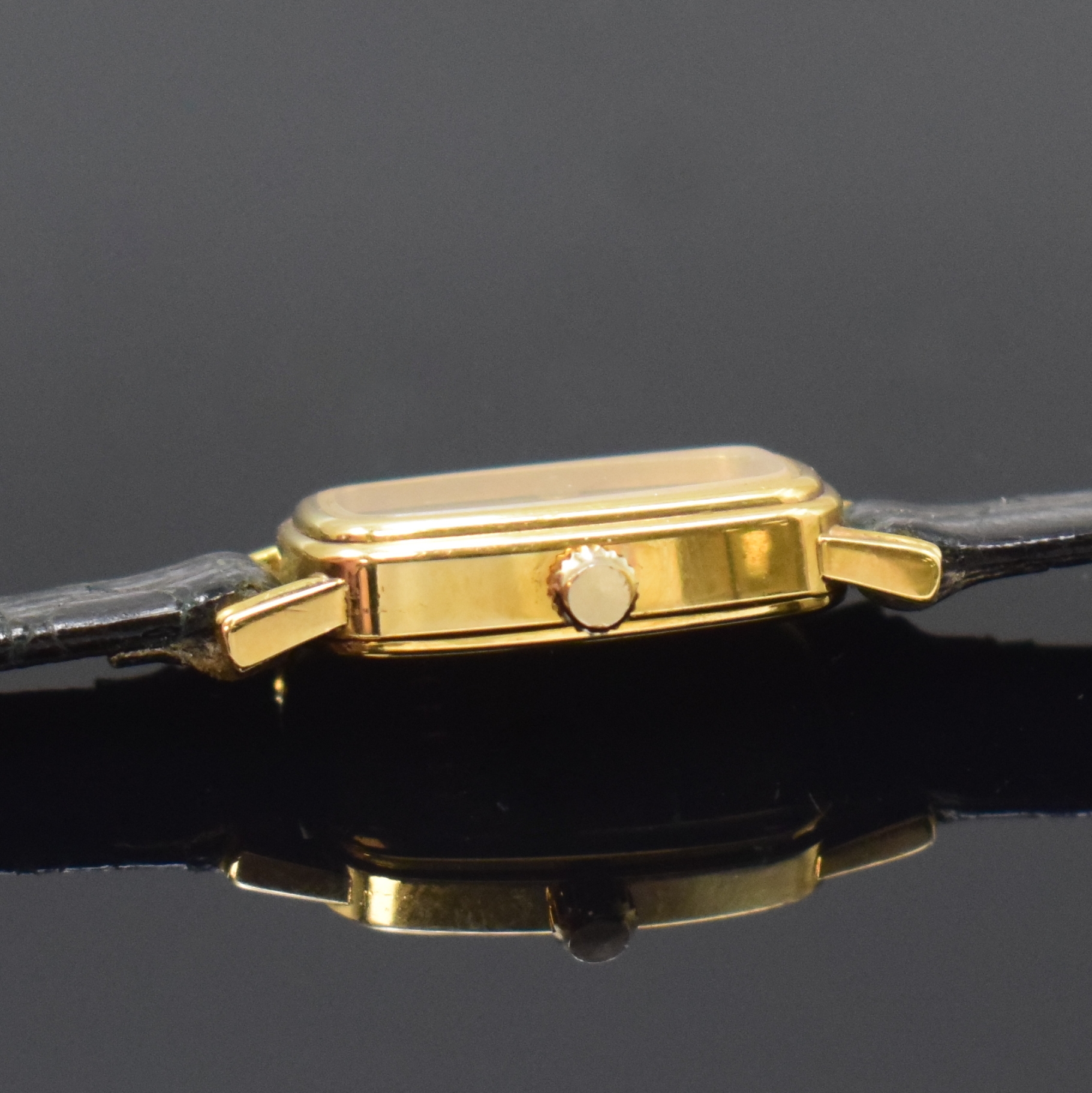 Detail b: SARCAR Damenarmbanduhr in GG 750/000, Schweiz um 1975, quarz, Boden aufgedr., goldfarb. Zifferbl. m. gold. Zeigern u. Std.- Ind., M. ca. 24 x 13 mm, ...