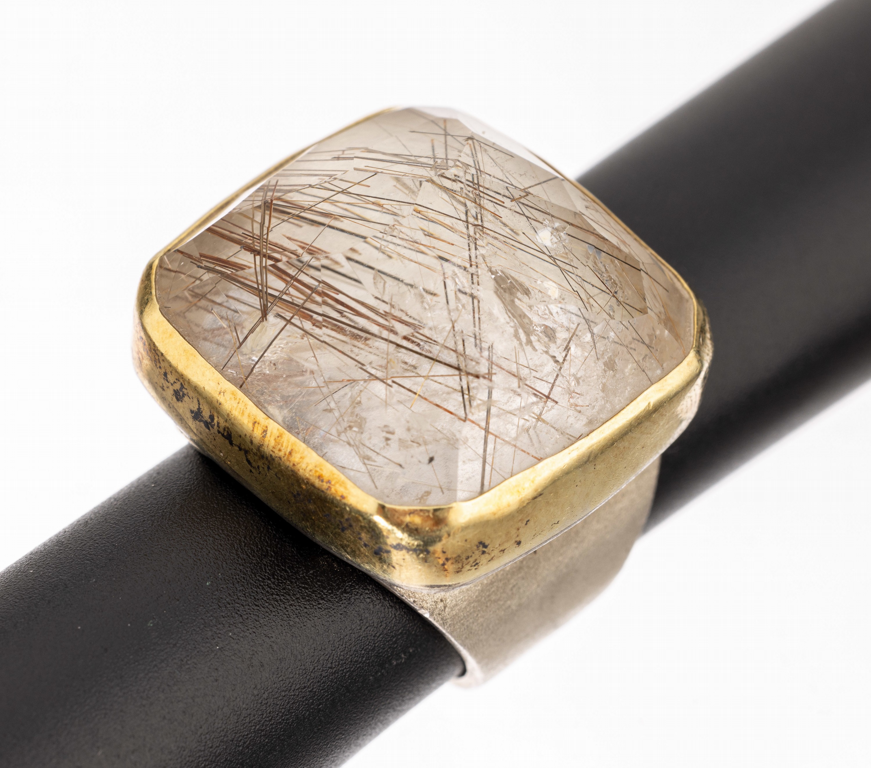 Ausgefallener Rutilquarz-Ring, GG 750/000 und 925er Silber, gr. facett. Rutilquarz in GGFassung, Unterbau und Ringschiene in Silber, RW 65, ca. 35.4 ...