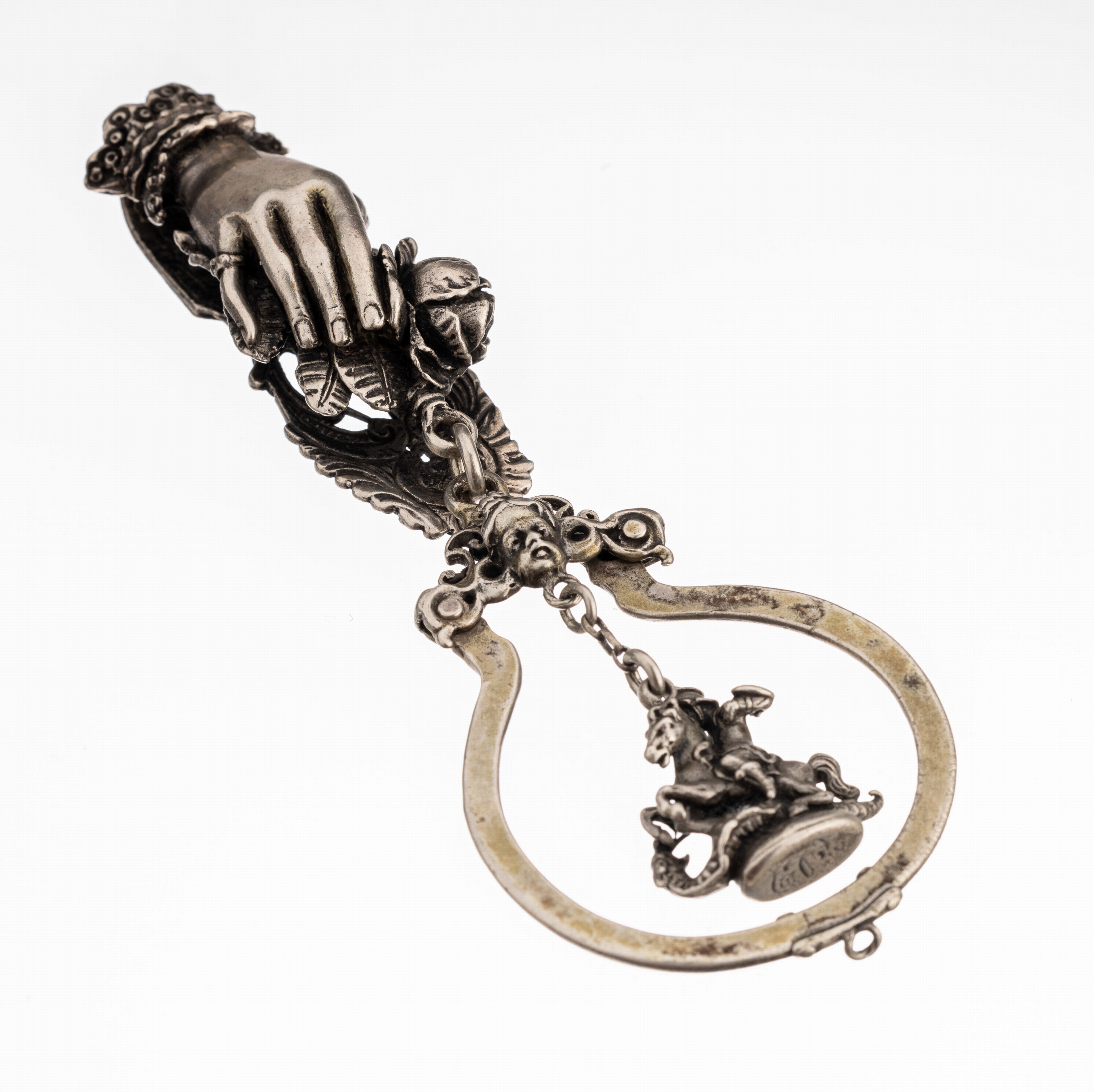Charivari, Russland 1866, 84er Silber, plastische Hand mit Rosenblüte, bewegl. abgehängter Kranz und Anhänger, Darstellung heiliger Georg im ...