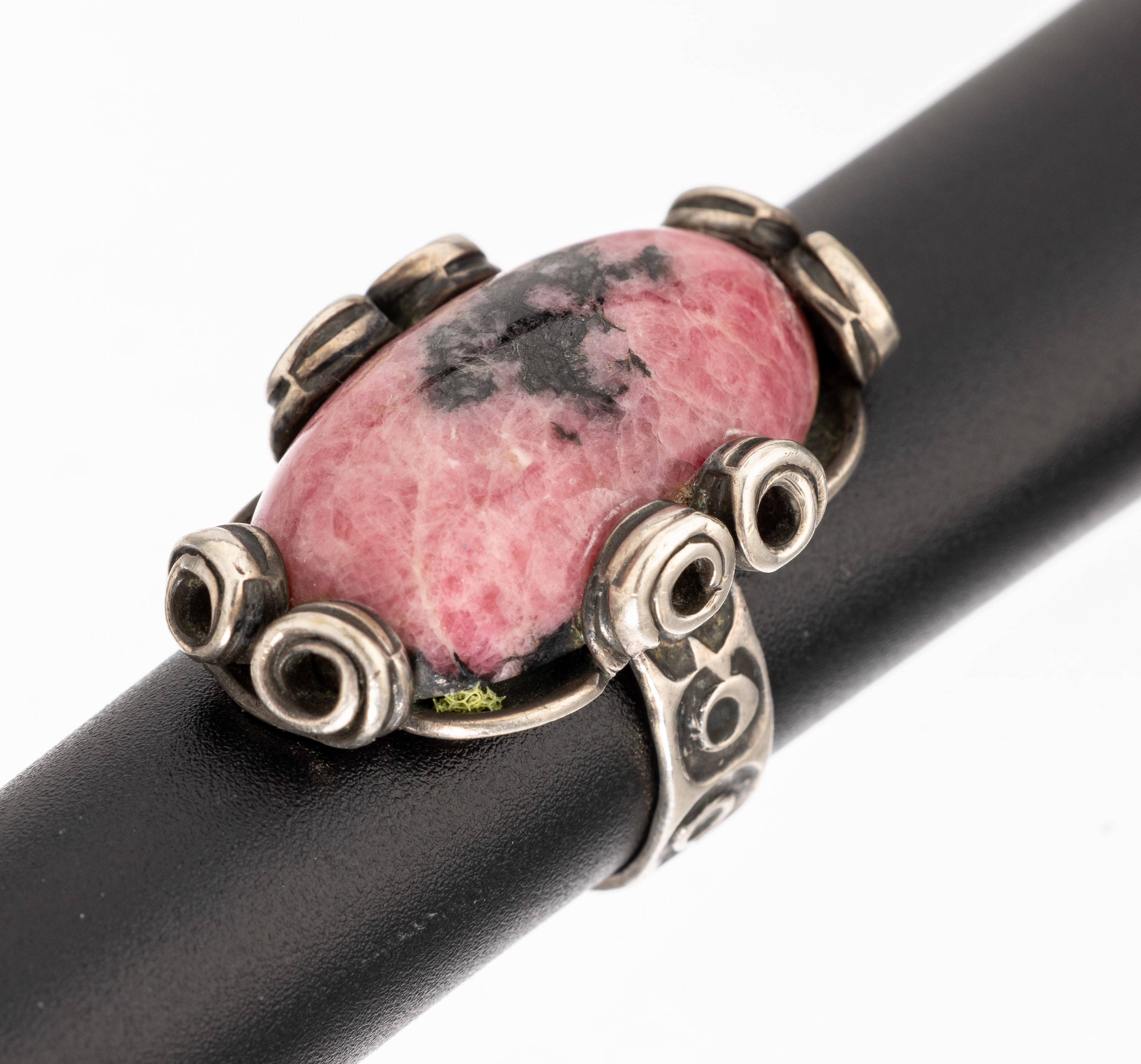 Rhodochrosit-Ring, 835er Silber, HerstellerHelmut Kleist/Worpswede, bekannter deutscher Designer und Goldschmied, ovaler Rhodochrositcabochon, ...