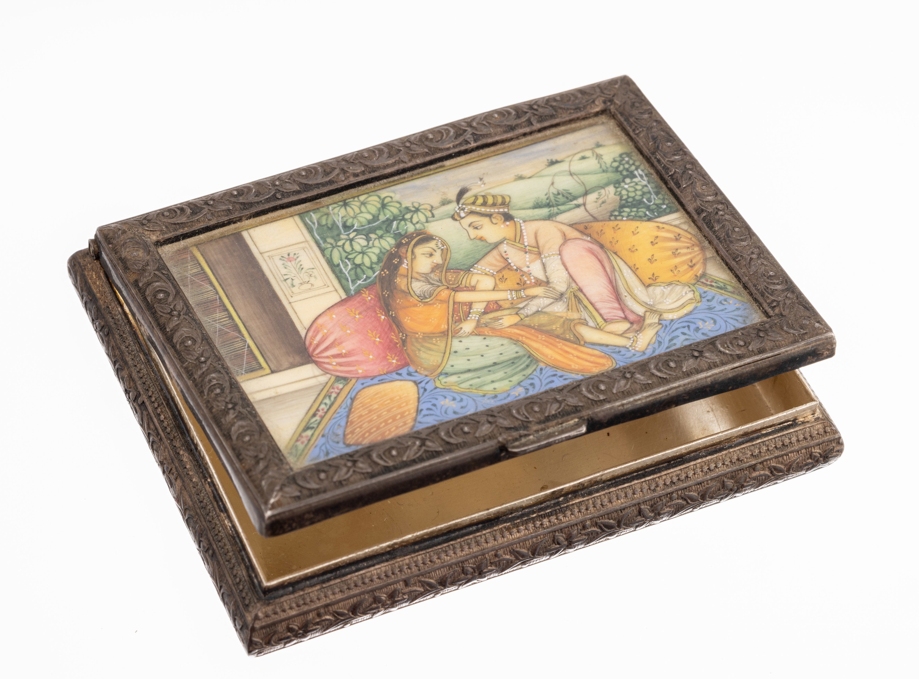 Dose mit Miniaturmalerei, Silber gepr., schlicht, umlaufendes florales Dekor, Miniaturmalerei mit Darstellung eines orientalischen Paars, ca. 9 x ...