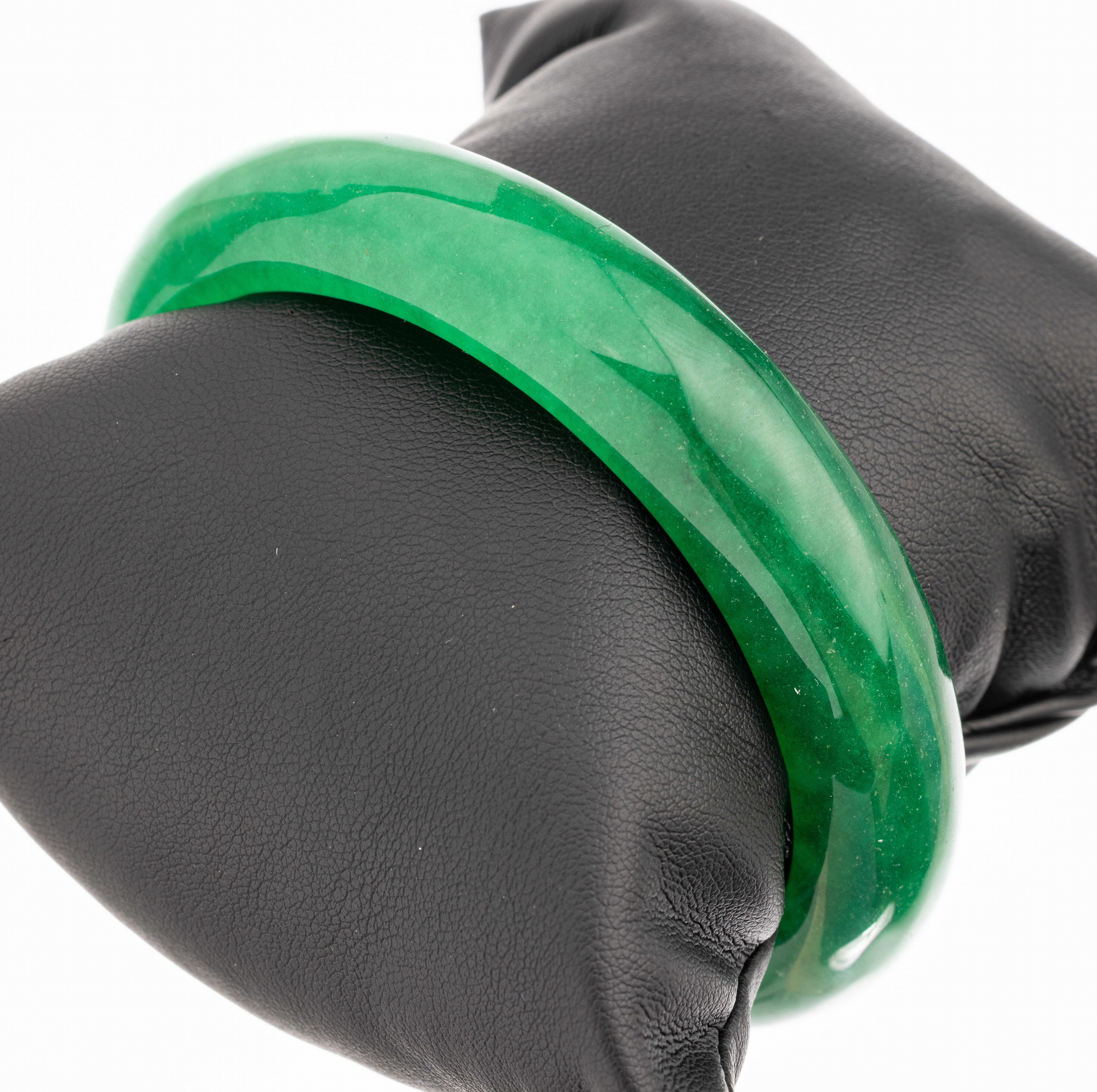 Jade-Armreif, aus einem Stück geschnitten, B. ca. 1.5 cm, D. ca. 6.4 cm, in Etui