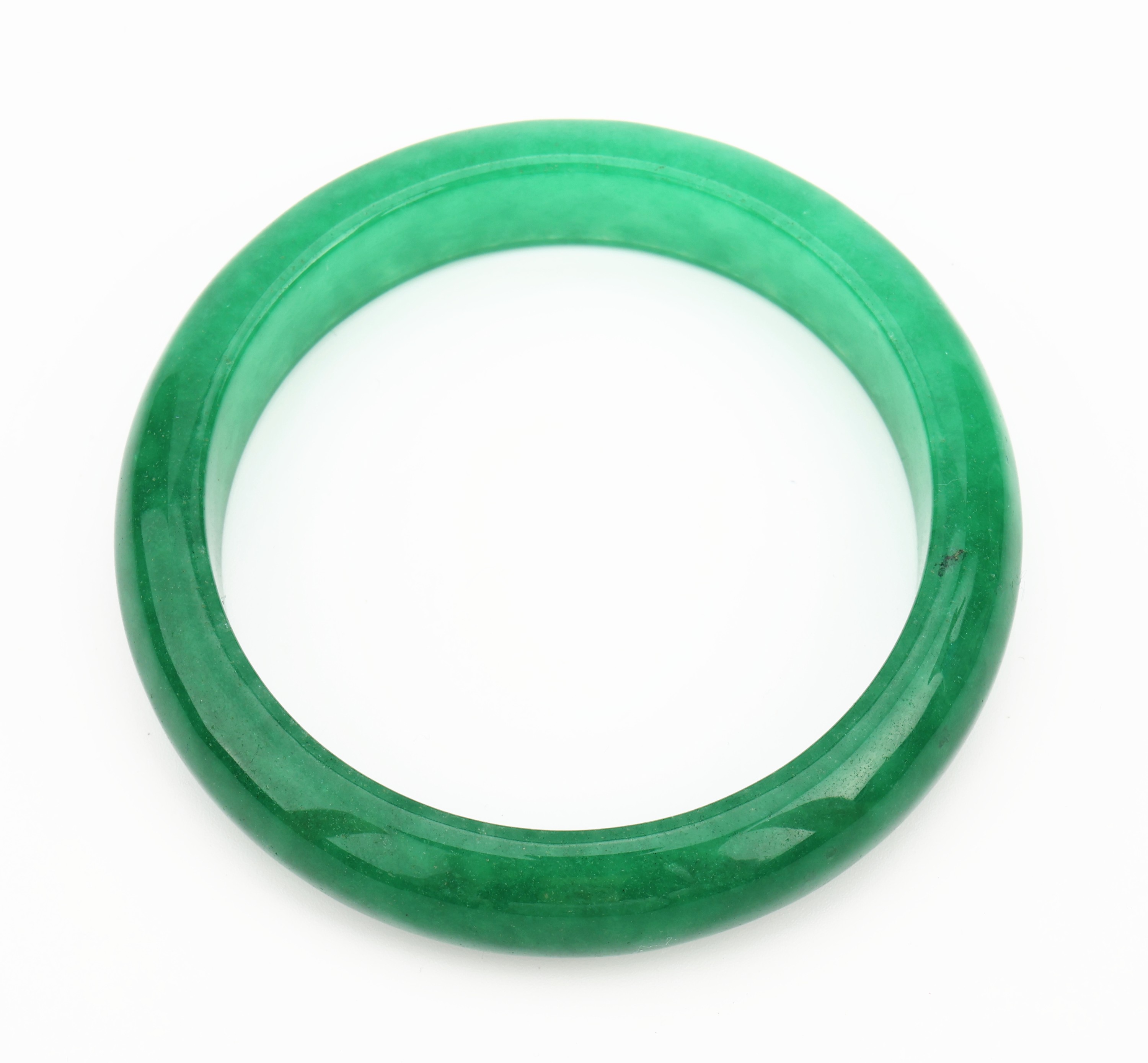 Detail b: Jade-Armreif, aus einem Stück geschnitten, B. ca. 1.5 cm, D. ca. 6.4 cm, in Etui