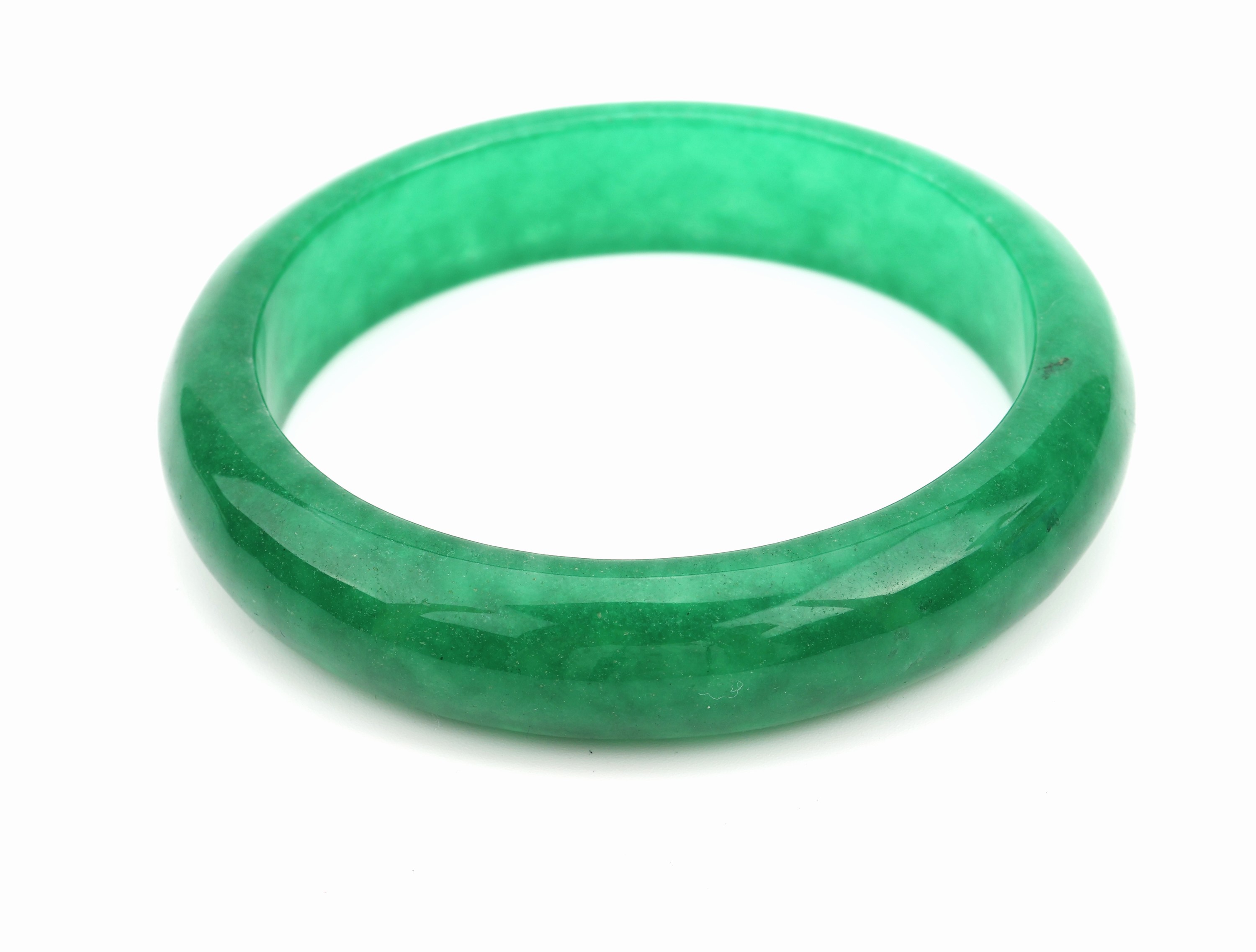 Detail c: Jade-Armreif, aus einem Stück geschnitten, B. ca. 1.5 cm, D. ca. 6.4 cm, in Etui