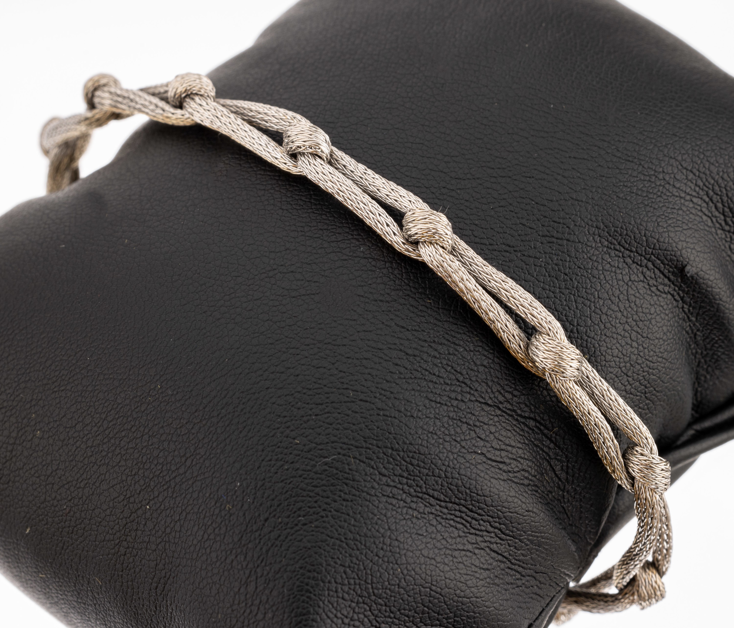 14 kt Gold Armband, WG 585/000, Knoten- design, L. ca. 18 cm, Kastenschlo? mit Sicherheitsacht, ca. 13 g