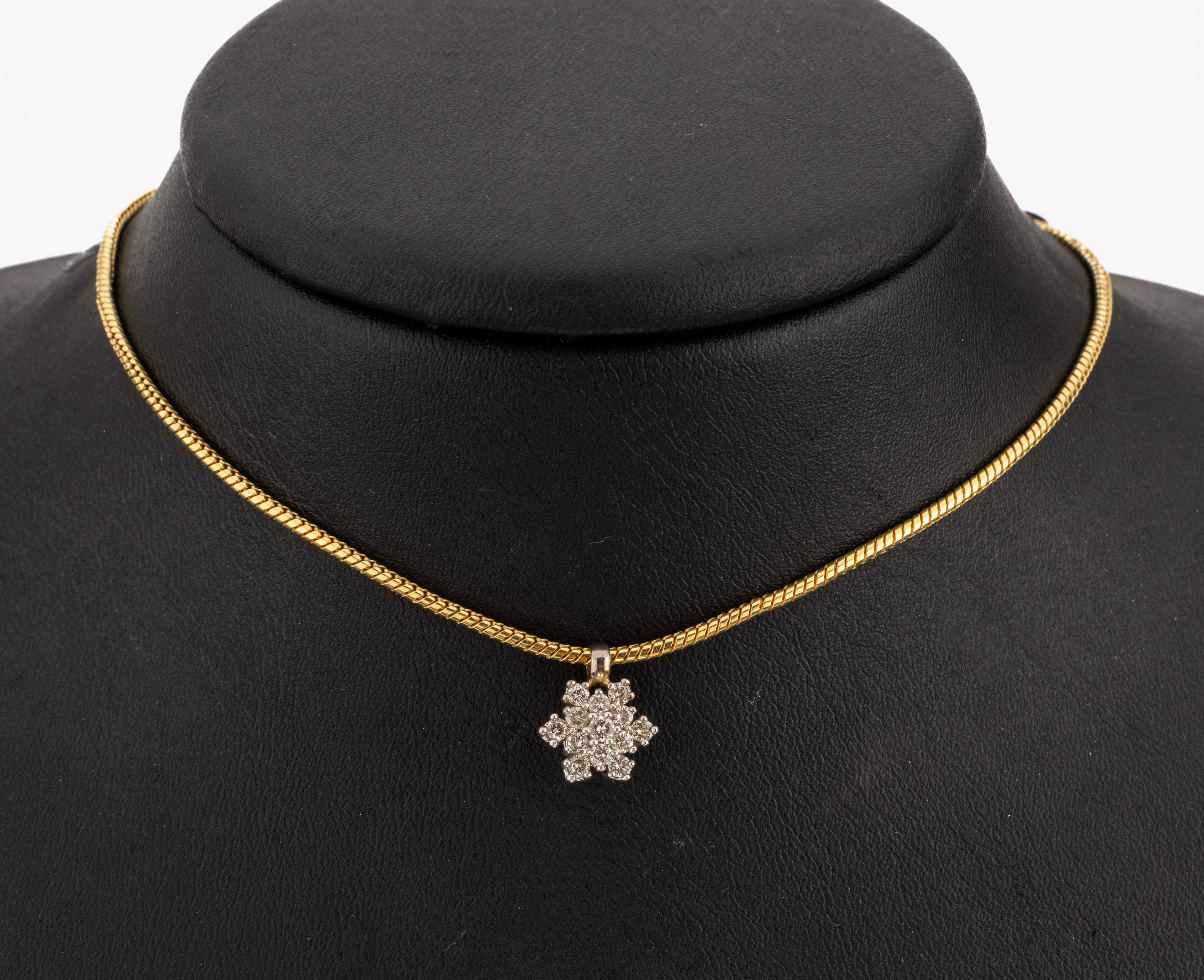 14 kt Gold Brillant-Anhänger, an Kette GG/WG 585/000, blütenförm. Anhänger mit 13 Brillanten zus. ca. 0.40 ct Weiss/si, Schlangenkette L. ca. 46 ...