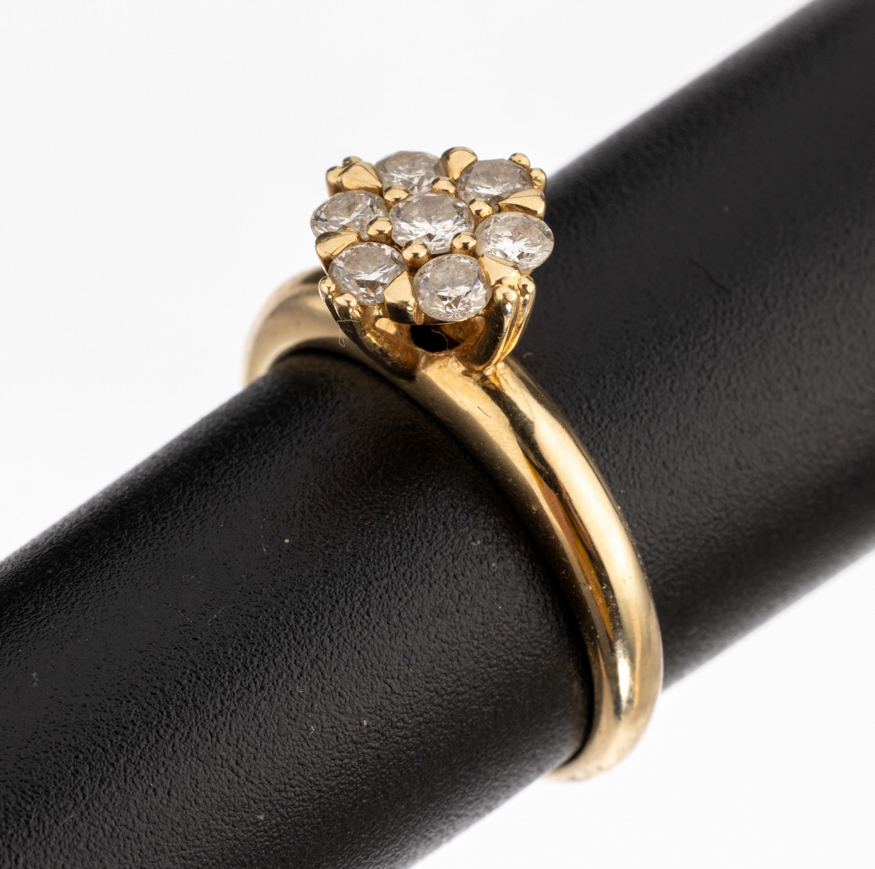 14 kt Gold Brillant-Ring, GG 585/000, blütenförm. Ringkopf mit 7 Brillanten zus. ca. 0.37 ct Weiss/si, RW 54, ca. 3.34 g, in Etui