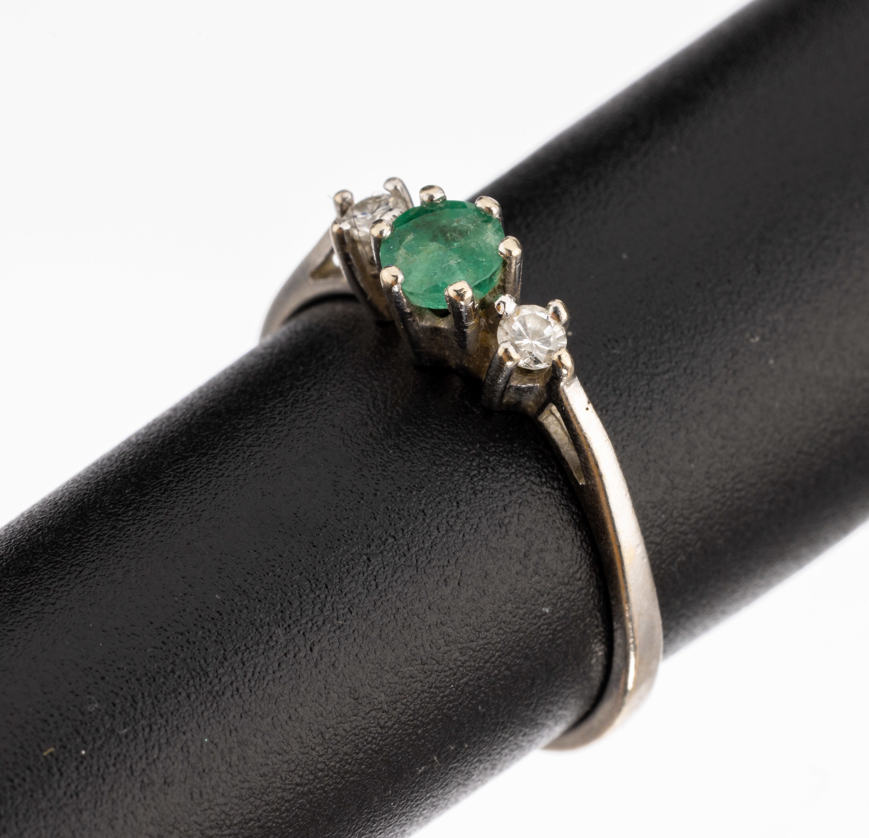 14 kt Gold Farbstein-Diamant-Ring, WG 585/000, mittig rundfacett. Smaragd ca. 0.22 ct, 2 Brillanten zus. ca. 0.08 ct (grav.) Weiss/si, RW 52, ca. ...