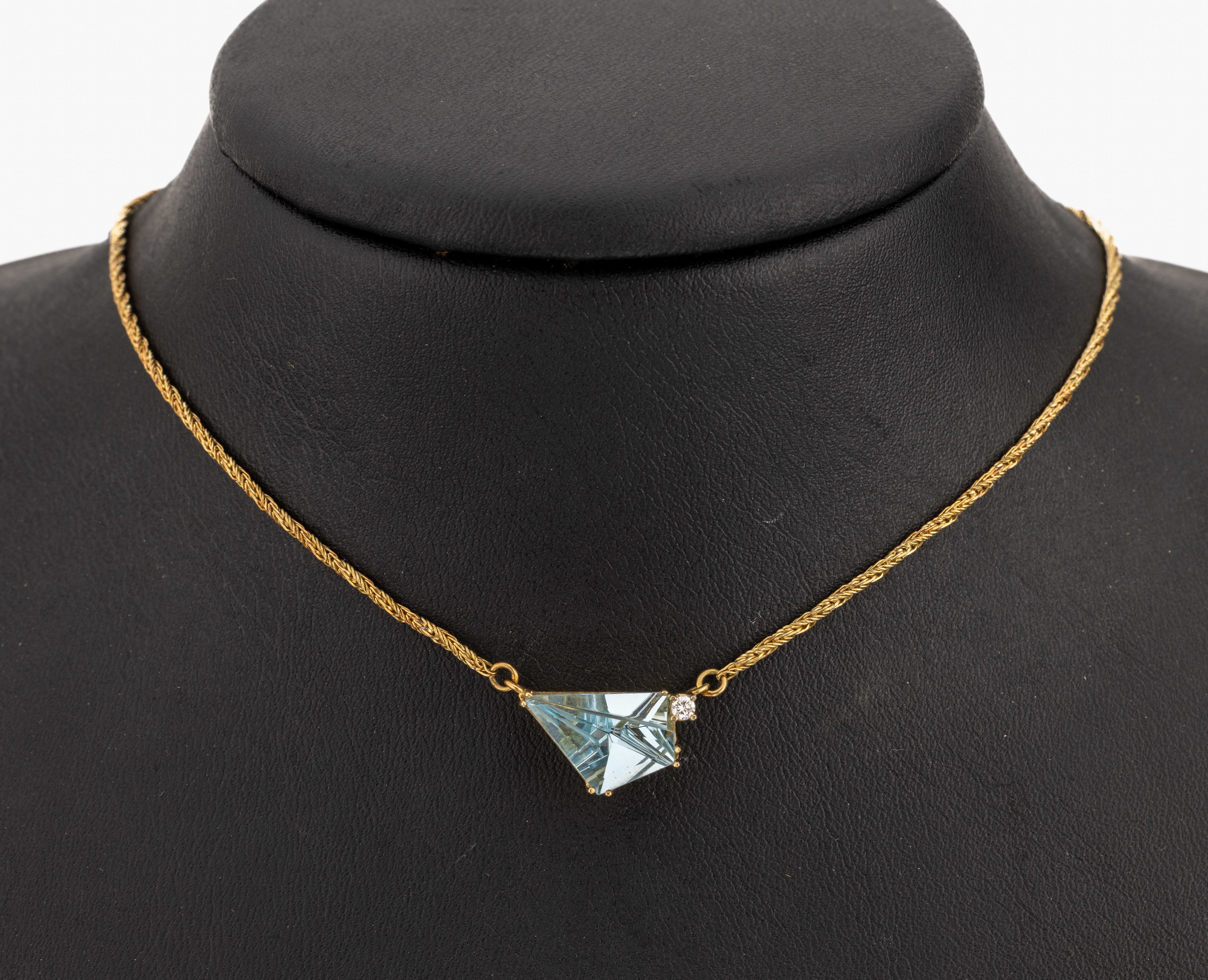 14 kt Gold Farbstein-Brillant-Collier, GG 585/000, facett. Blautopas (beh.) im Fantasieschliff ca. 3.0 ct, Brillant ca. 0.03 ct feines Weiss/vs, L. ...