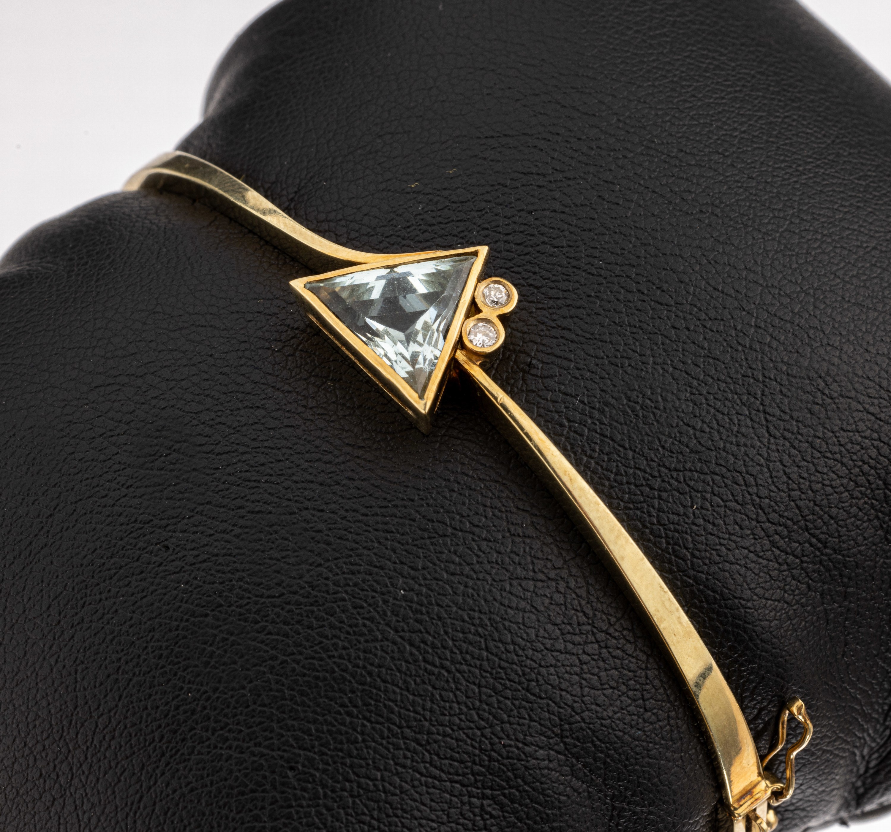 14 kt Gold Farbstein-Armreif, GG 585/000, facett. Aquamarintriangel ca. 2.80 ct, 2 Brillanten zus. ca. 0.04 ct Weiß/vs, Klappscharnier, ...