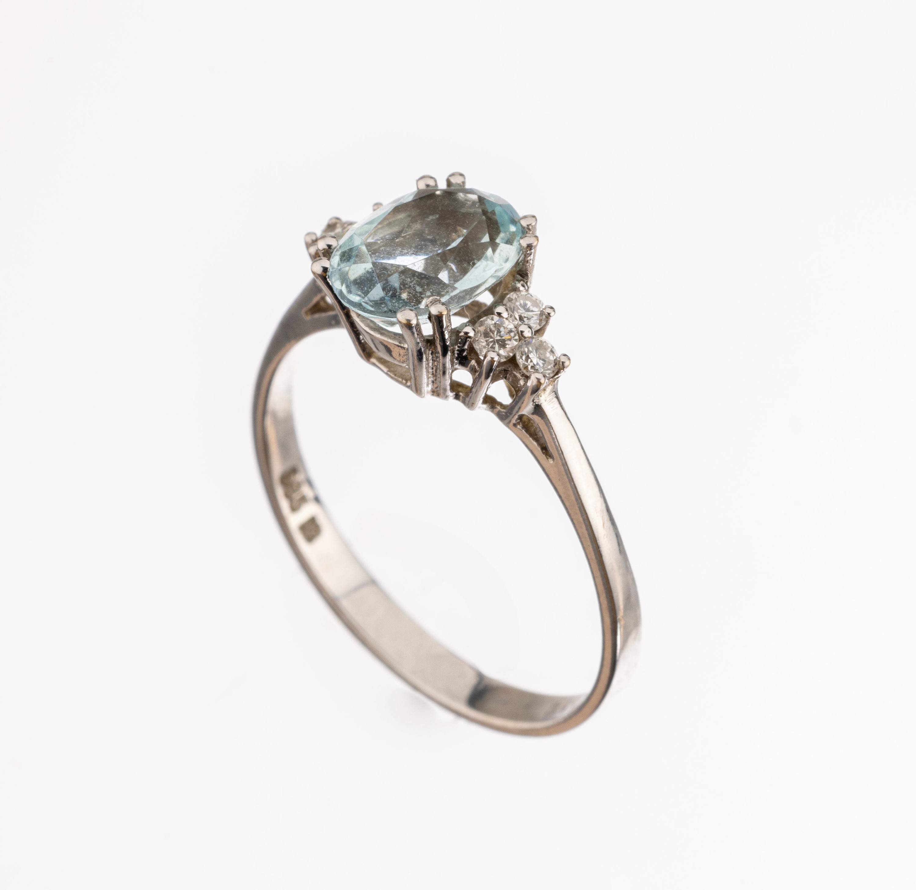 14 kt Gold Farbstein-Diamant-Ring, WG 585/ 000, ovalfacett. Aquamarin ca. 1.0 ct, 6 Brillanten zus. ca. 0.12 ct Weiss/si, RW 54, ca. 2 g