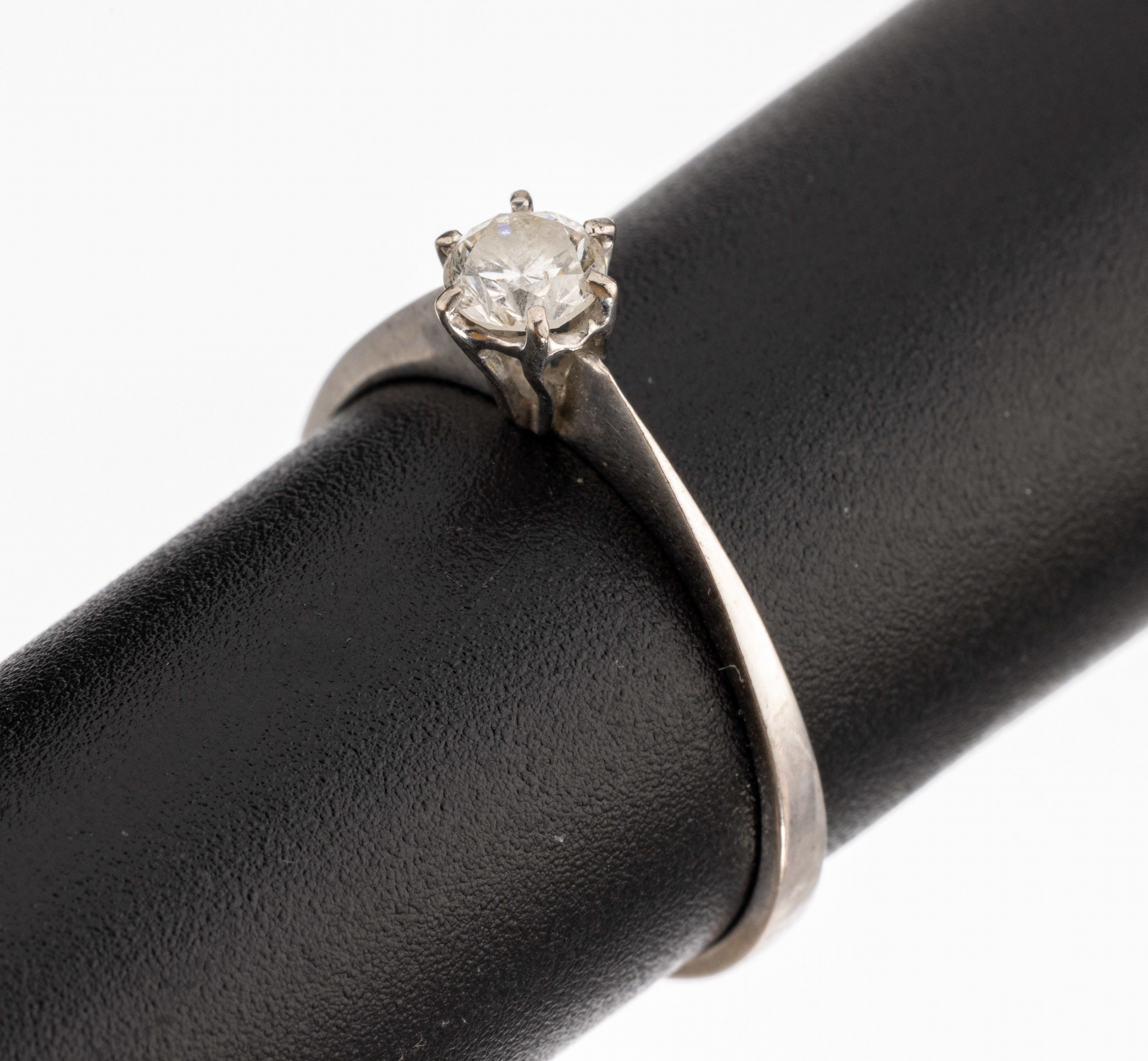 18 kt Gold Solitär-Brillant-Ring, WG 750/000, Brillant ca. 0.30 ct grav. Weiss/p 1, RW 54, ca. 1.9 g