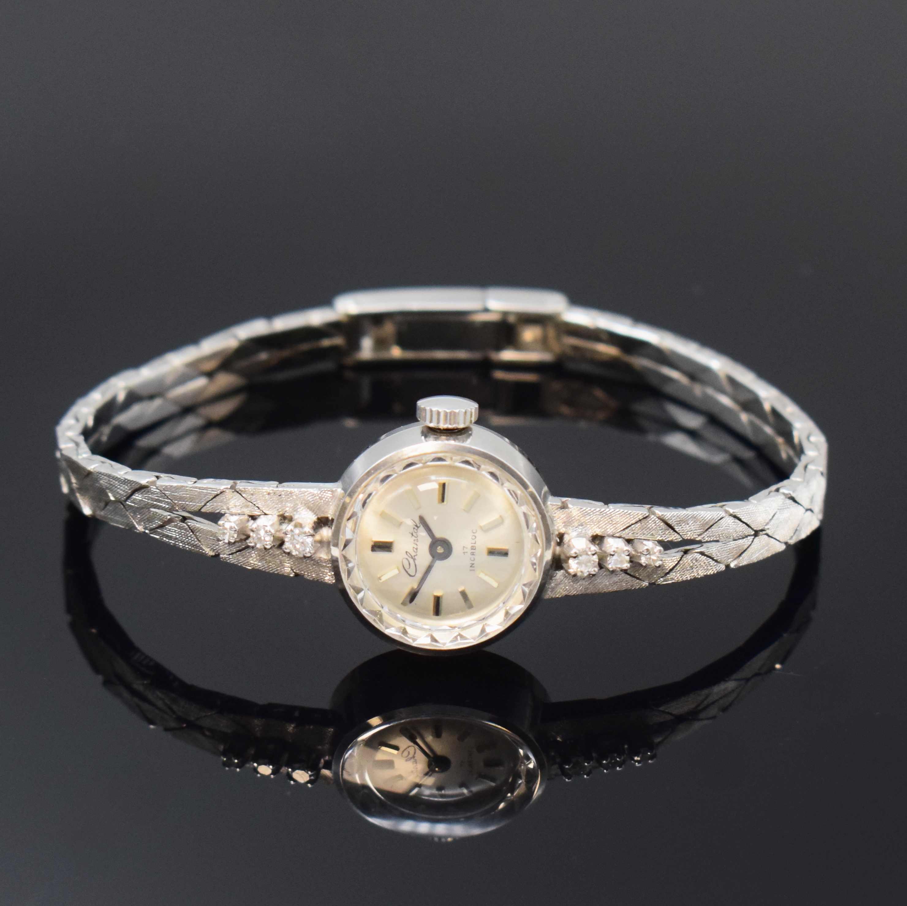 CHANTAL Damenarmbanduhr in WG 750/000 mit Diamanten, Schweiz um 1970, Handaufzug, Band m. 6 Diamanten bes., vers. Zifferbl. m. aufgel. Std.-Ind., ...