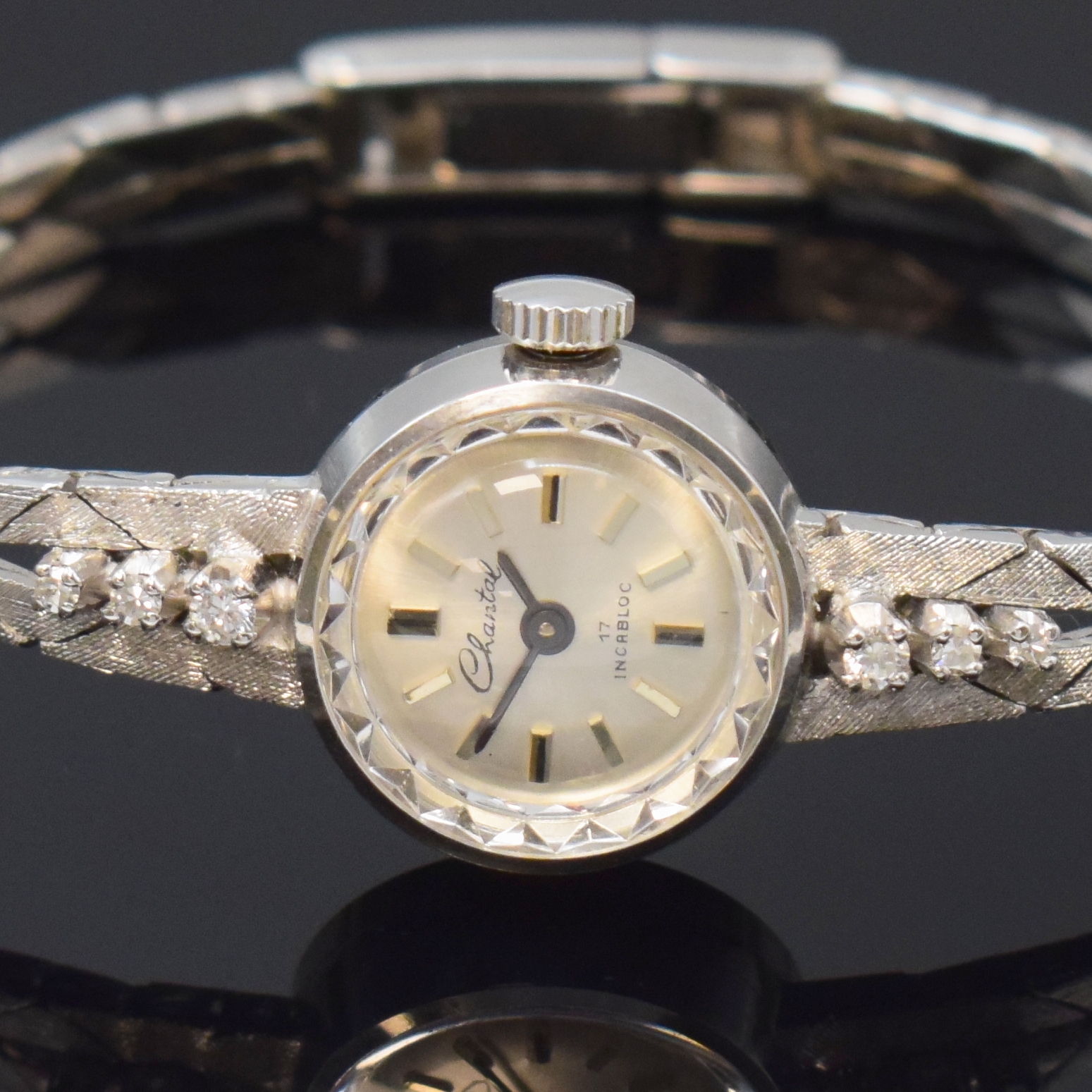 Detail a: CHANTAL Damenarmbanduhr in WG 750/000 mit Diamanten, Schweiz um 1970, Handaufzug, Band m. 6 Diamanten bes., vers. Zifferbl. m. aufgel. Std.-Ind., ...