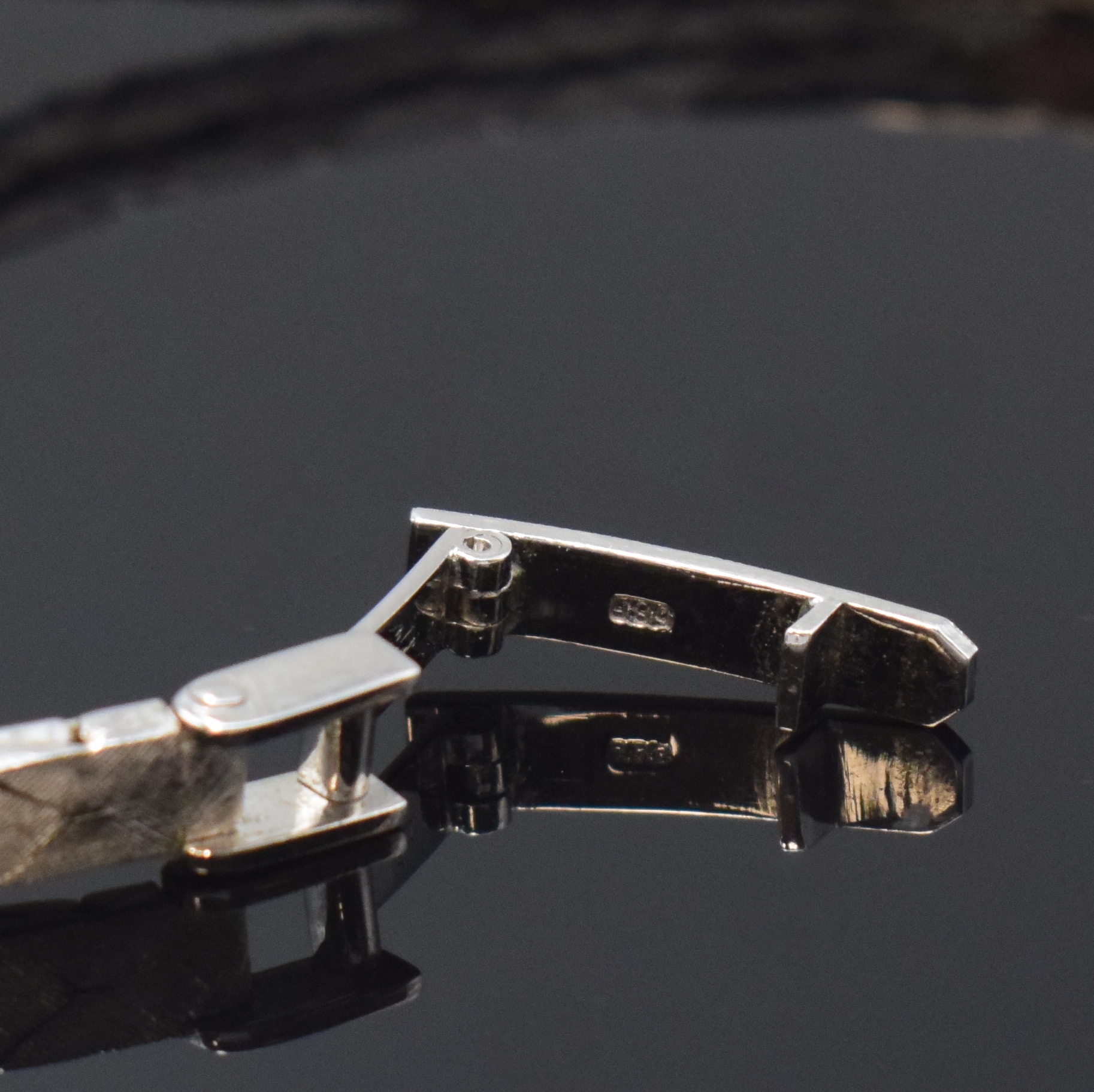 Detail b: CHANTAL Damenarmbanduhr in WG 750/000 mit Diamanten, Schweiz um 1970, Handaufzug, Band m. 6 Diamanten bes., vers. Zifferbl. m. aufgel. Std.-Ind., ...