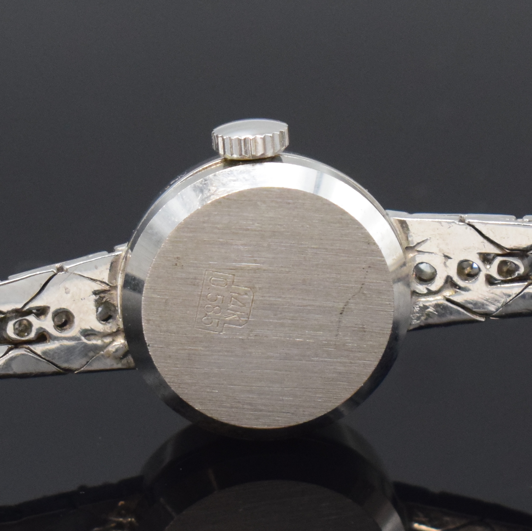 Detail c: CHANTAL Damenarmbanduhr in WG 750/000 mit Diamanten, Schweiz um 1970, Handaufzug, Band m. 6 Diamanten bes., vers. Zifferbl. m. aufgel. Std.-Ind., ...