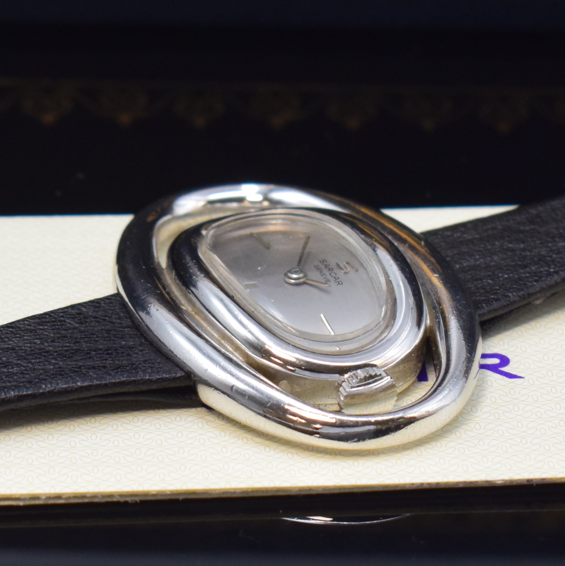 Detail c: SARCAR ausgefallene Damenarmbanduhr in Stahl, Schweiz verk. lt. beil. Garantie 08/1975, Handaufzug, orig. Lederband m. Dornschl., Boden aufgedr., ...