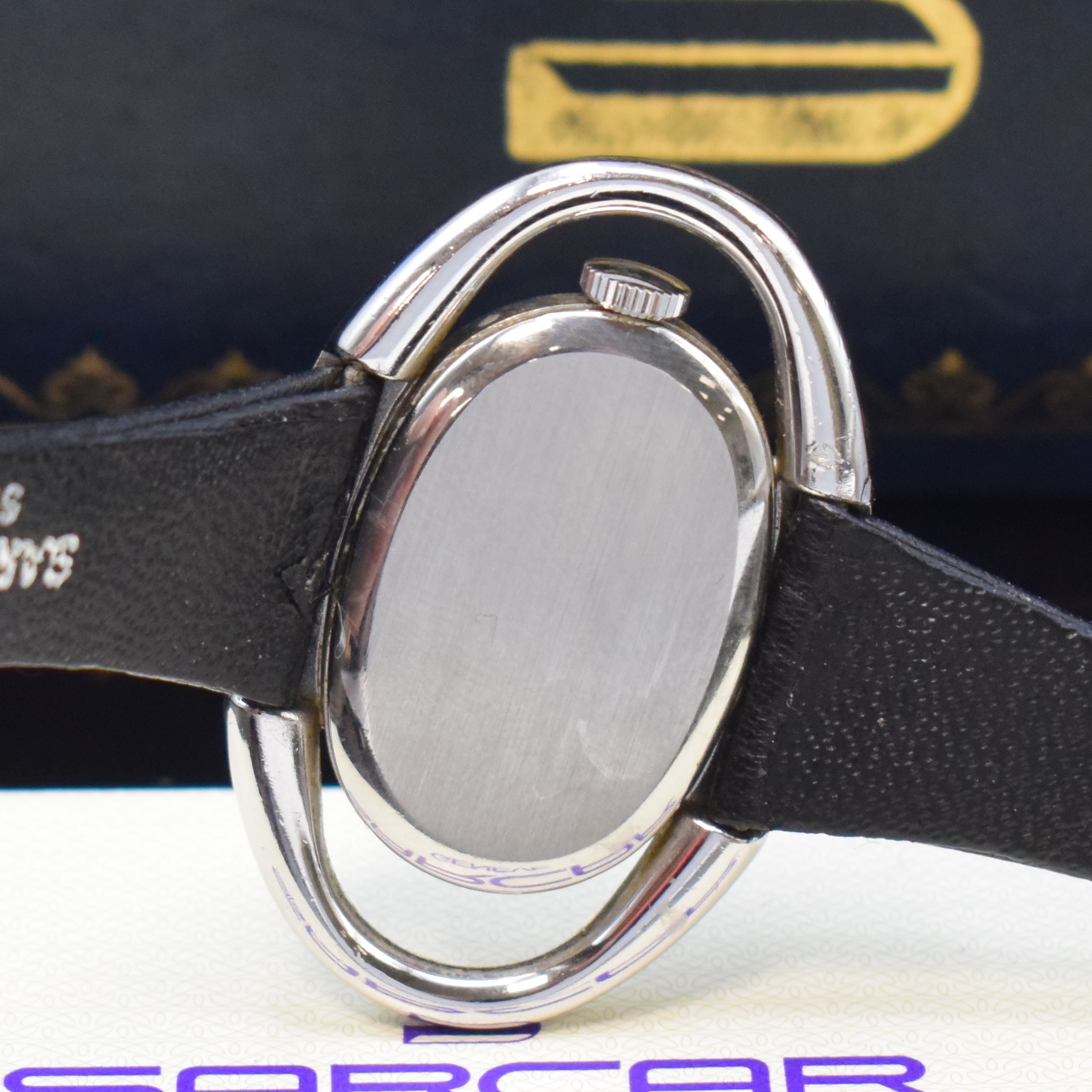 Detail d: SARCAR ausgefallene Damenarmbanduhr in Stahl, Schweiz verk. lt. beil. Garantie 08/1975, Handaufzug, orig. Lederband m. Dornschl., Boden aufgedr., ...
