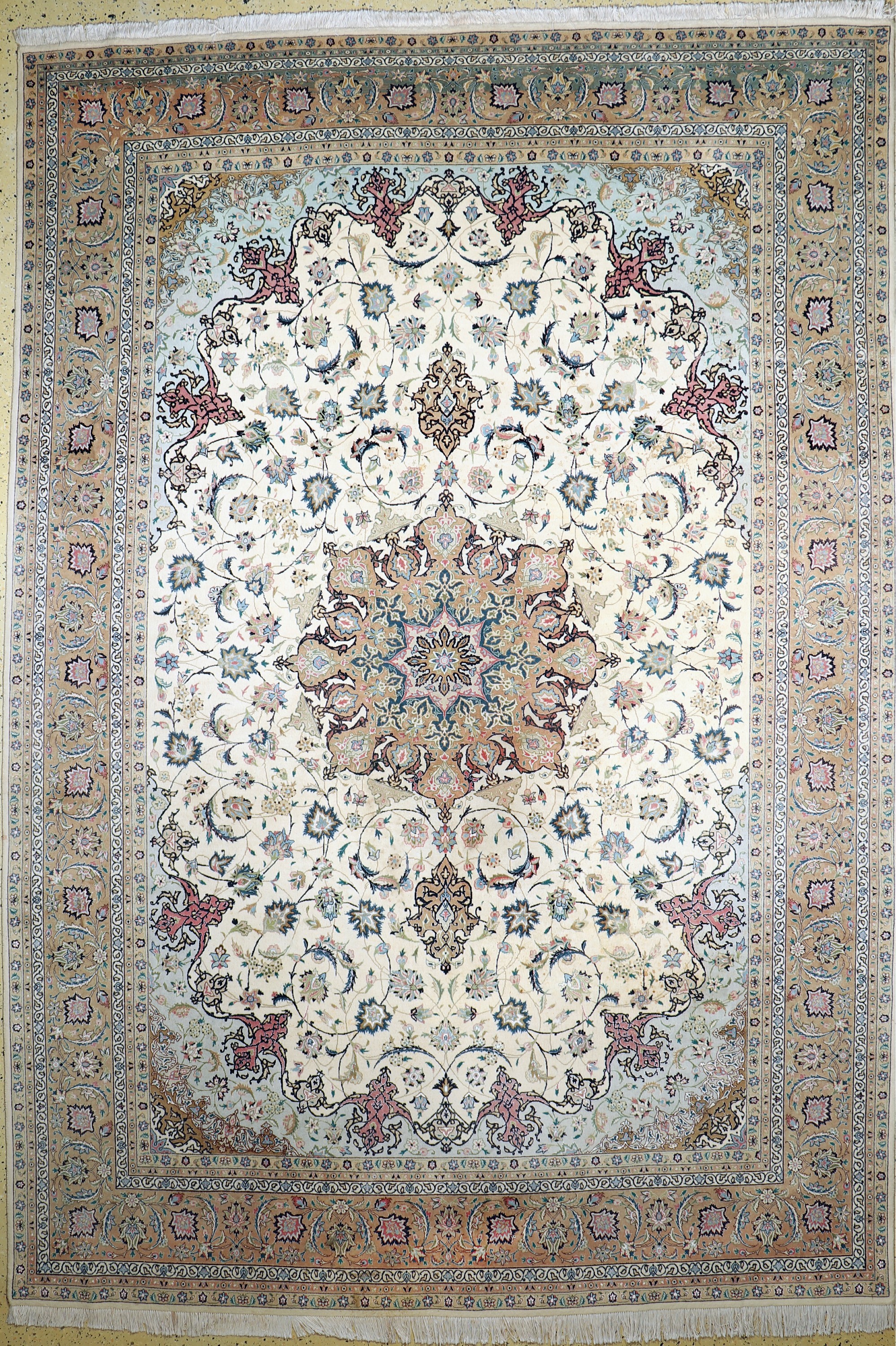 Täbriz fein(50 Raj), Persien, Ende 20.Jhd, Korkwolle mit Seide, ca. 375 x 257 cm, EHZ: 2(fleckig)