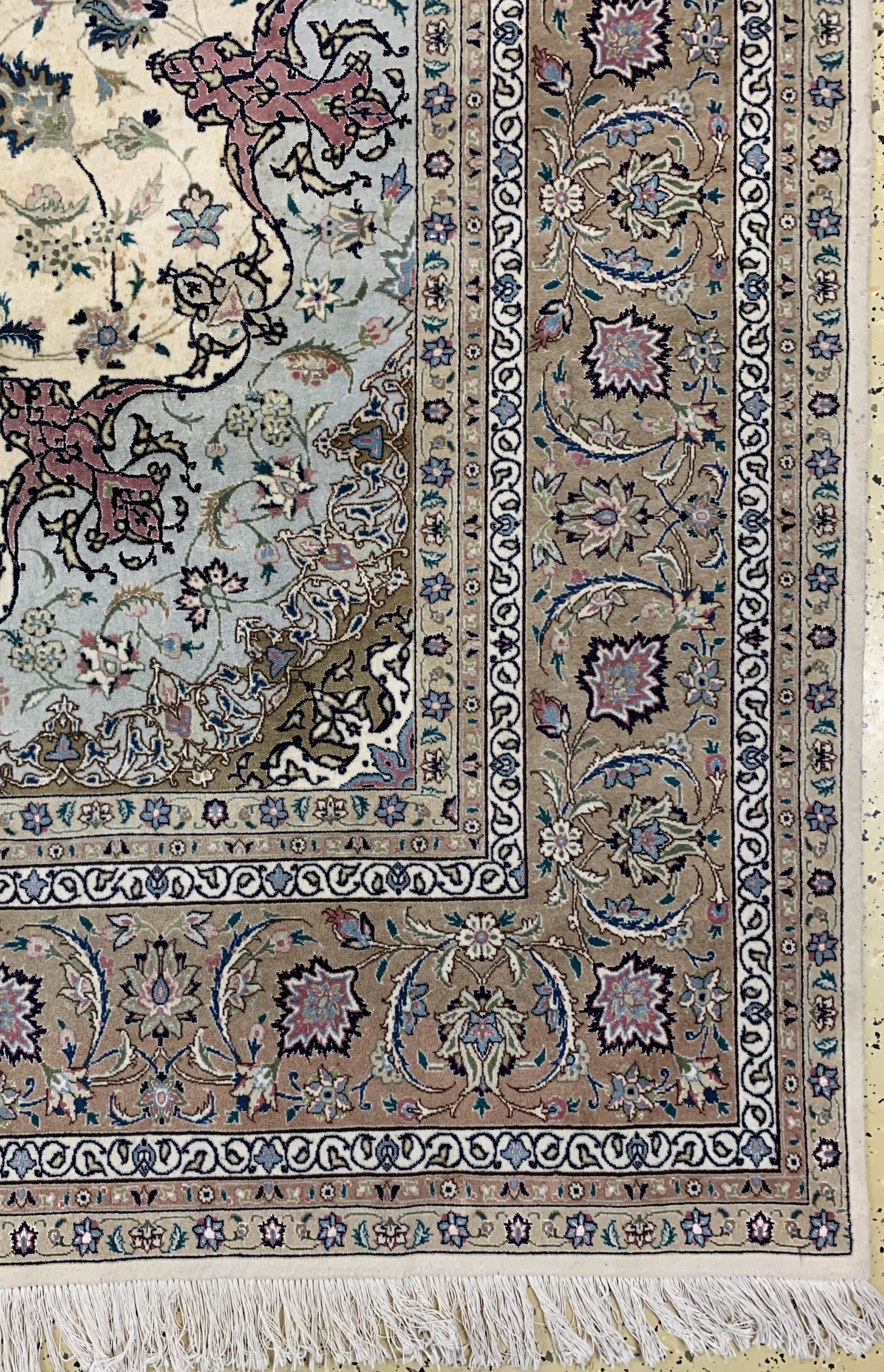 Detail a: Täbriz fein(50 Raj), Persien, Ende 20.Jhd, Korkwolle mit Seide, ca. 375 x 257 cm, EHZ: 2(fleckig)