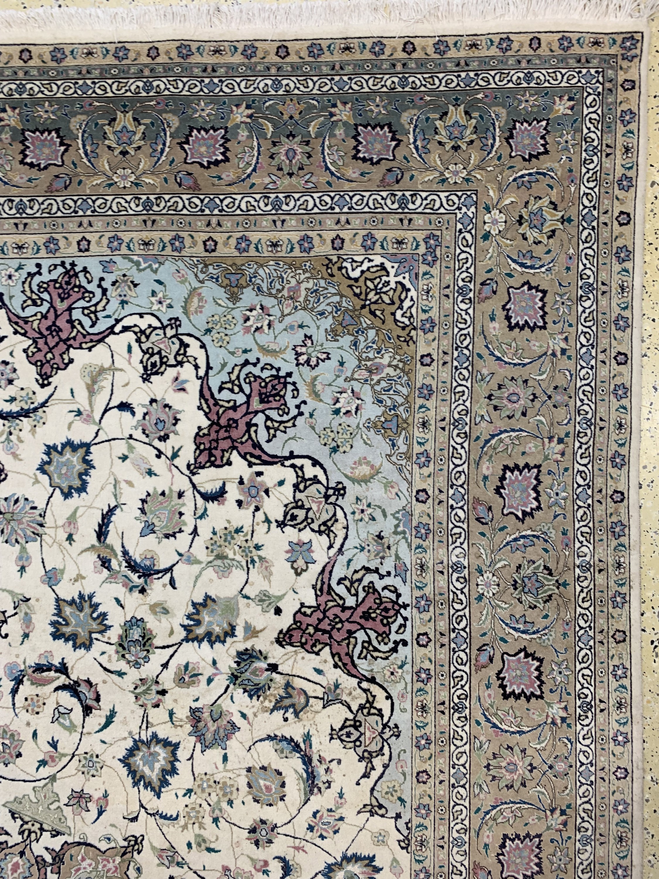 Detail c: Täbriz fein(50 Raj), Persien, Ende 20.Jhd, Korkwolle mit Seide, ca. 375 x 257 cm, EHZ: 2(fleckig)