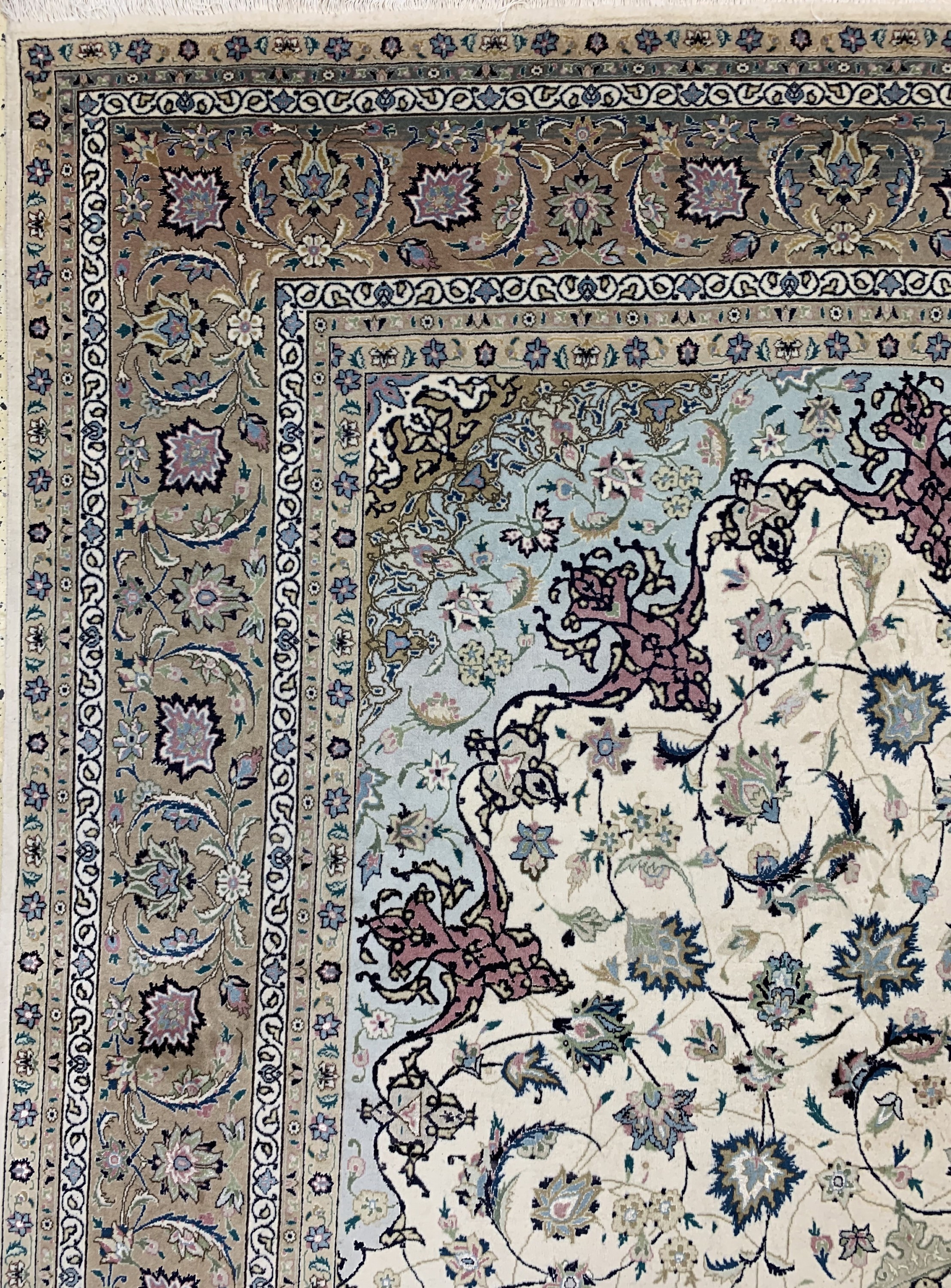Detail d: Täbriz fein(50 Raj), Persien, Ende 20.Jhd, Korkwolle mit Seide, ca. 375 x 257 cm, EHZ: 2(fleckig)