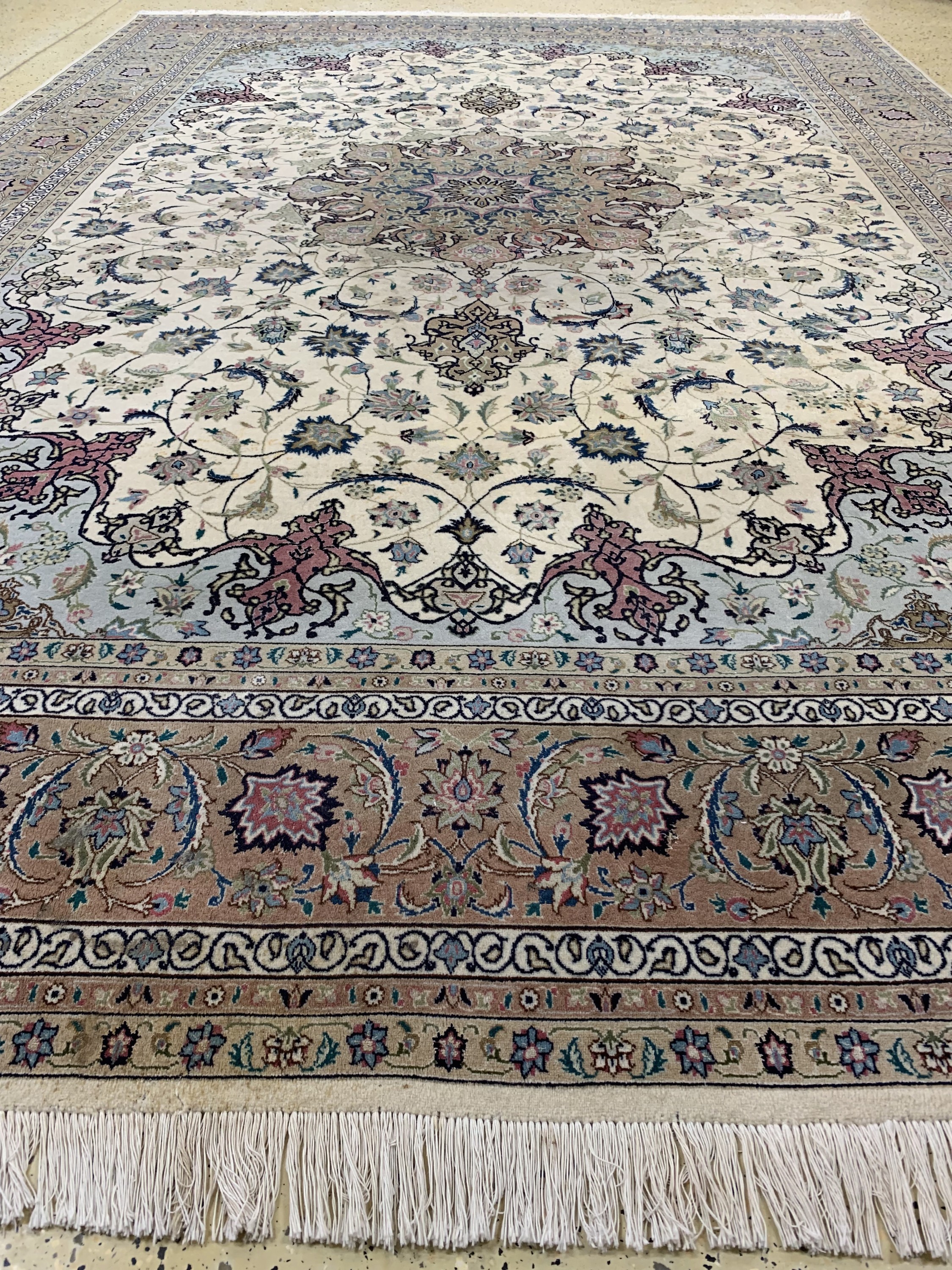 Detail e: Täbriz fein(50 Raj), Persien, Ende 20.Jhd, Korkwolle mit Seide, ca. 375 x 257 cm, EHZ: 2(fleckig)