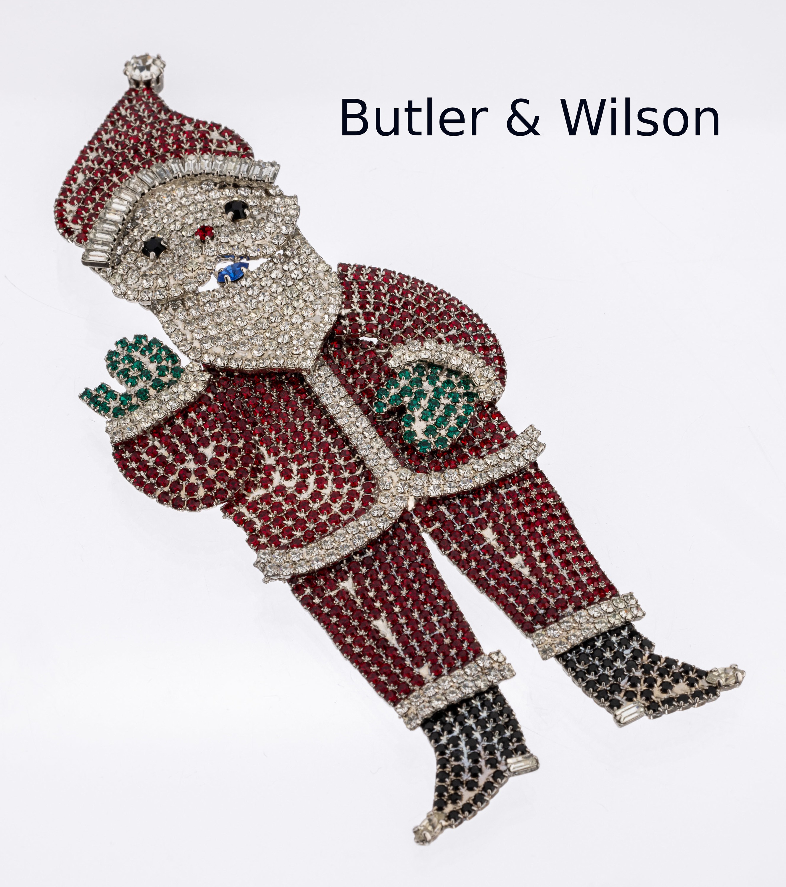 Brosche "Weihnachtsmann", USA um 1975, Hersteller Butler & Wilson, Besatz mit Strasssteinen in rot, weiss, schwarz und grün, ca. 15.5 x 6 ...