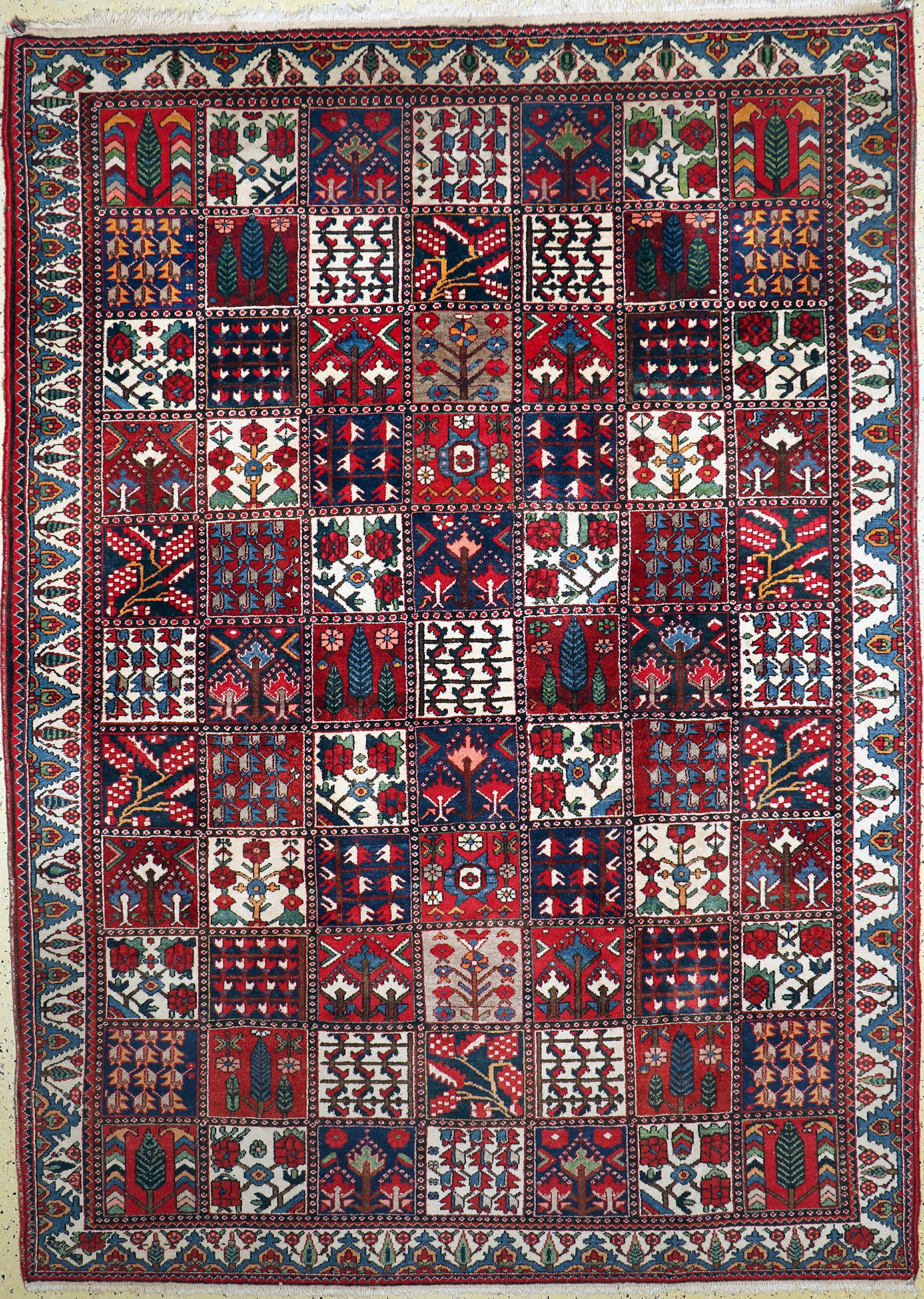 Felder Bachtiar, Persien, Mitte 20 Jhd, Wolle auf Baumwolle, ca. 315 x 230 cm, EHZ: 2