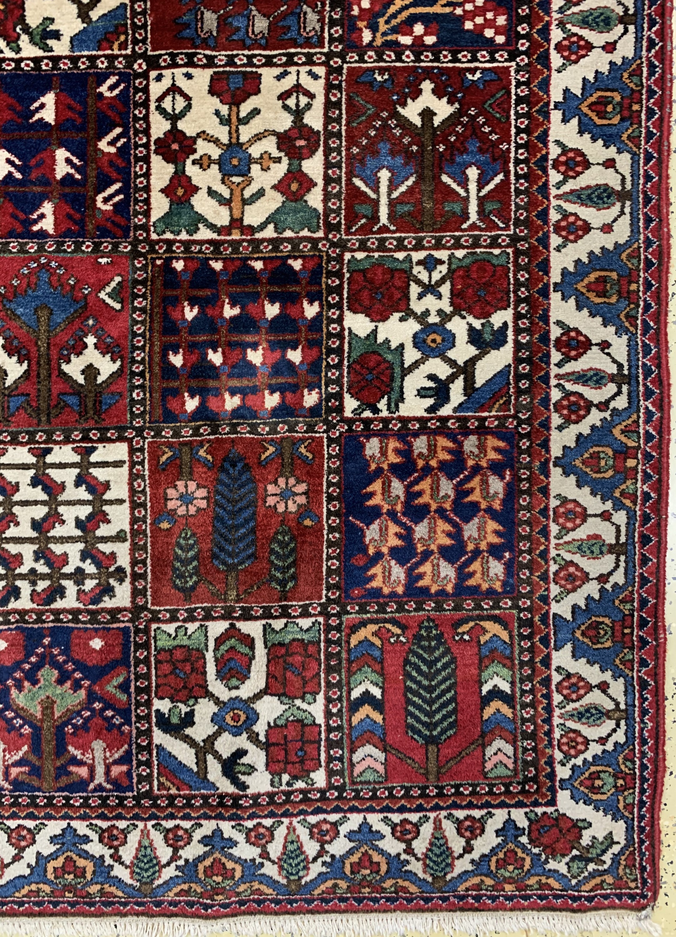 Detail a: Felder Bachtiar, Persien, Mitte 20 Jhd, Wolle auf Baumwolle, ca. 315 x 230 cm, EHZ: 2