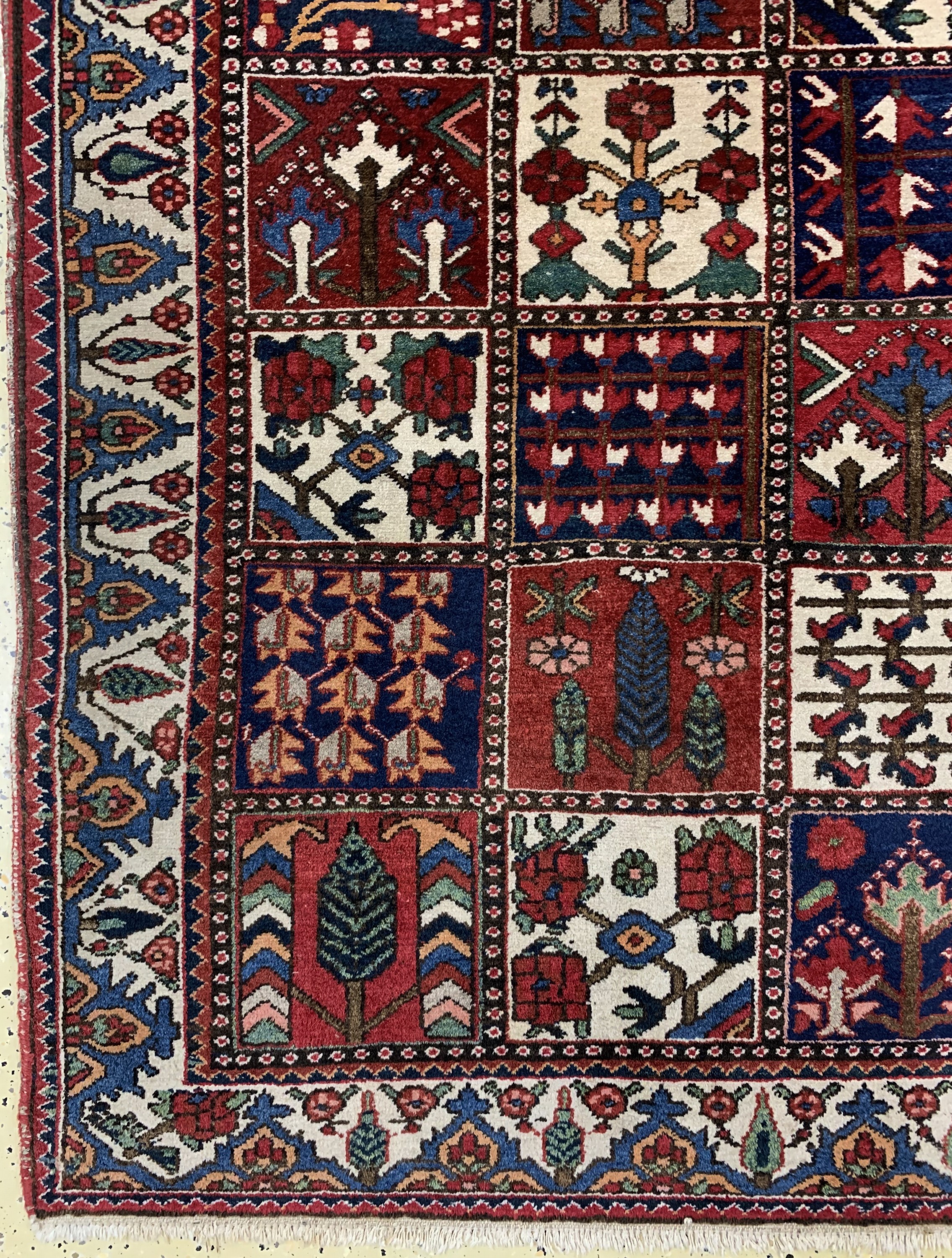 Detail b: Felder Bachtiar, Persien, Mitte 20 Jhd, Wolle auf Baumwolle, ca. 315 x 230 cm, EHZ: 2