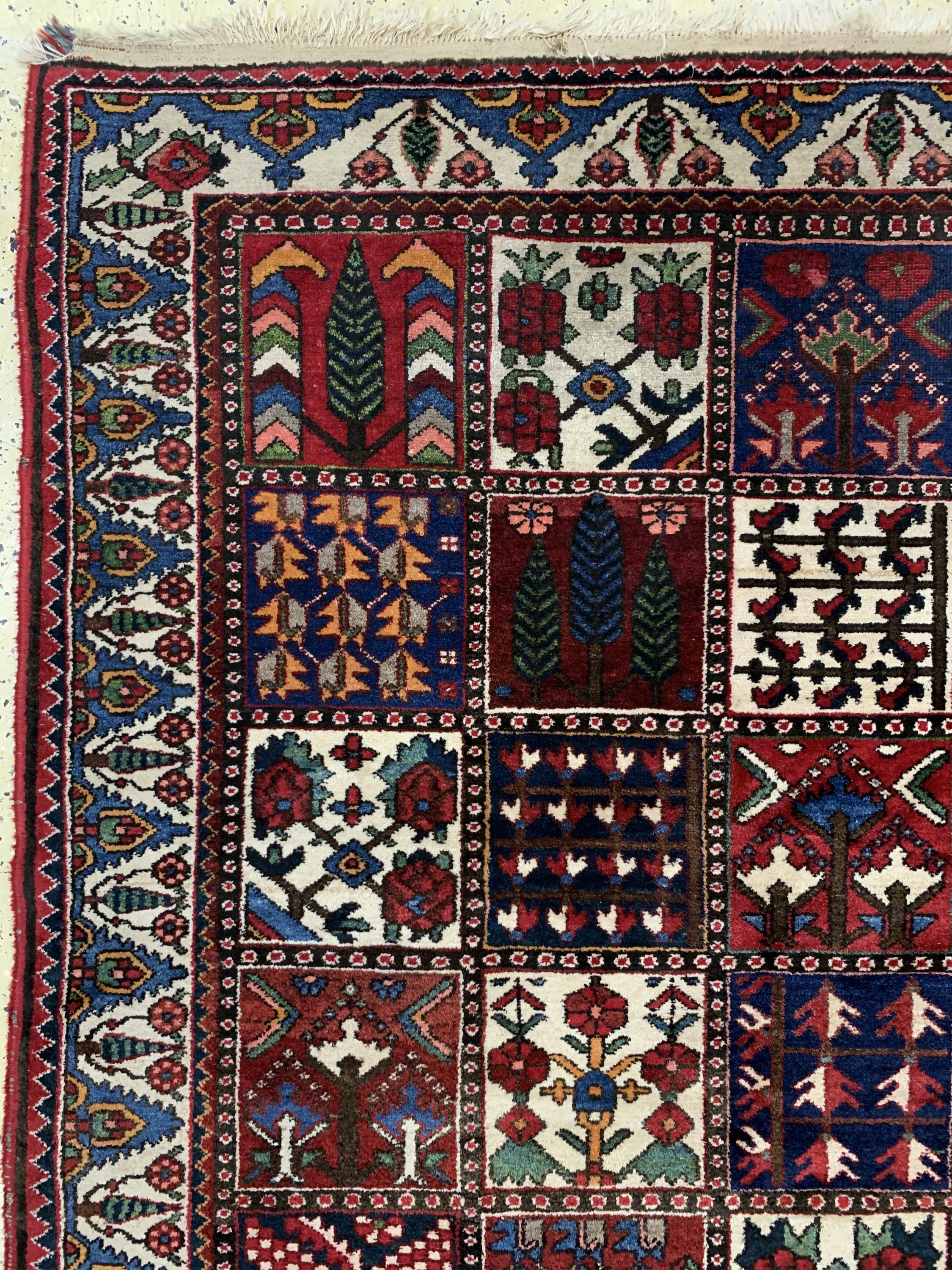 Detail c: Felder Bachtiar, Persien, Mitte 20 Jhd, Wolle auf Baumwolle, ca. 315 x 230 cm, EHZ: 2