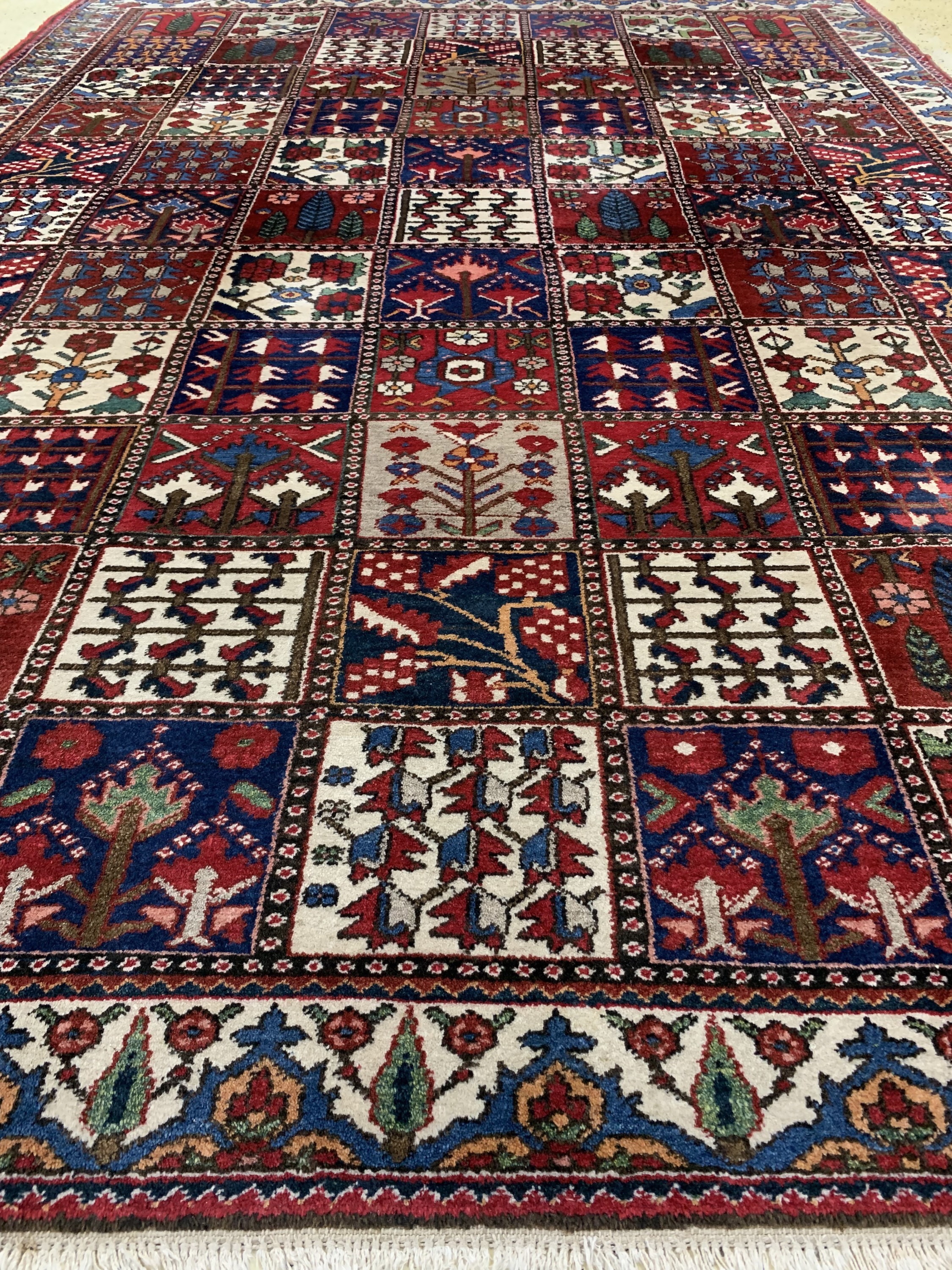 Detail e: Felder Bachtiar, Persien, Mitte 20 Jhd, Wolle auf Baumwolle, ca. 315 x 230 cm, EHZ: 2