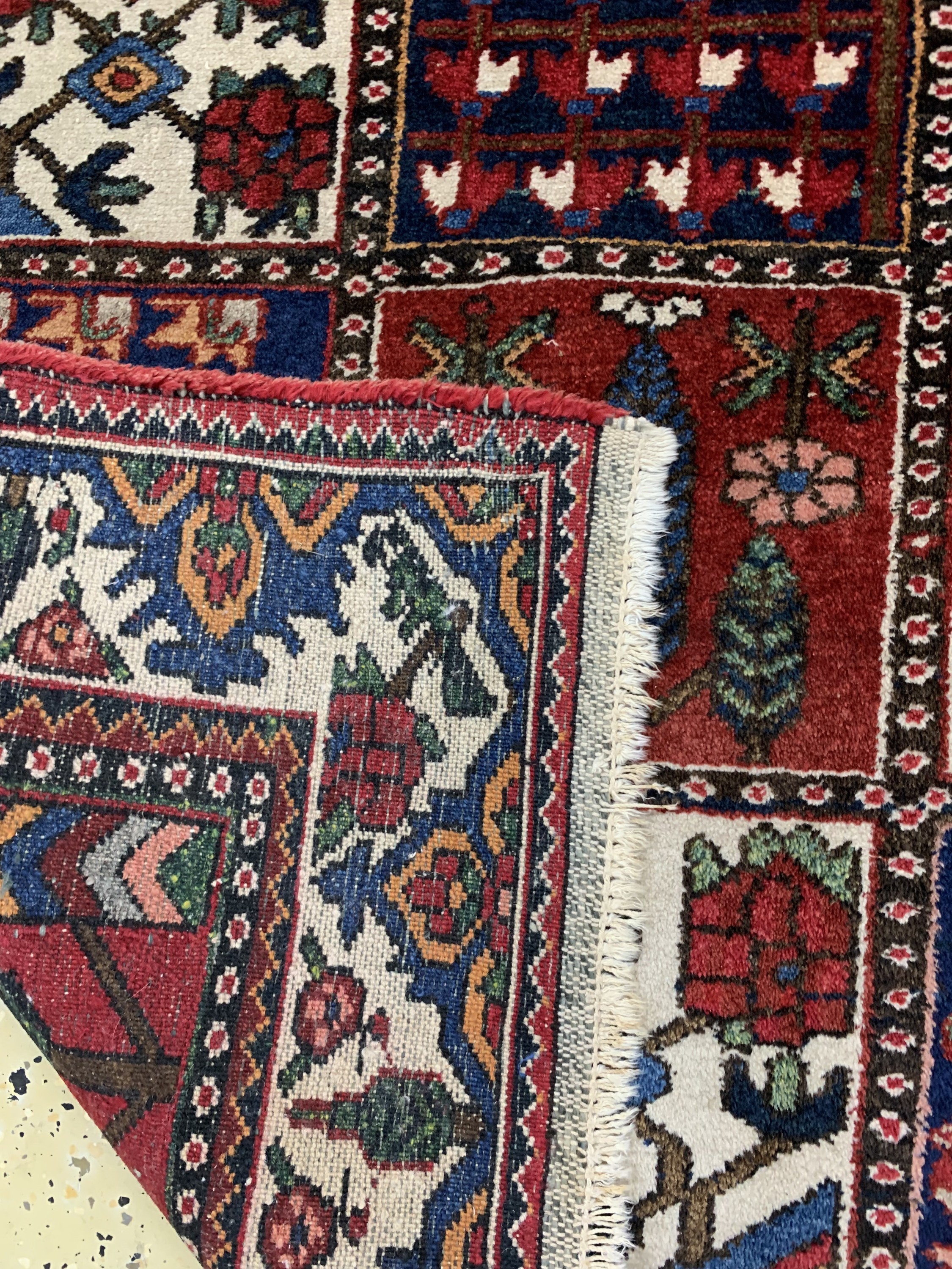 Detail f: Felder Bachtiar, Persien, Mitte 20 Jhd, Wolle auf Baumwolle, ca. 315 x 230 cm, EHZ: 2