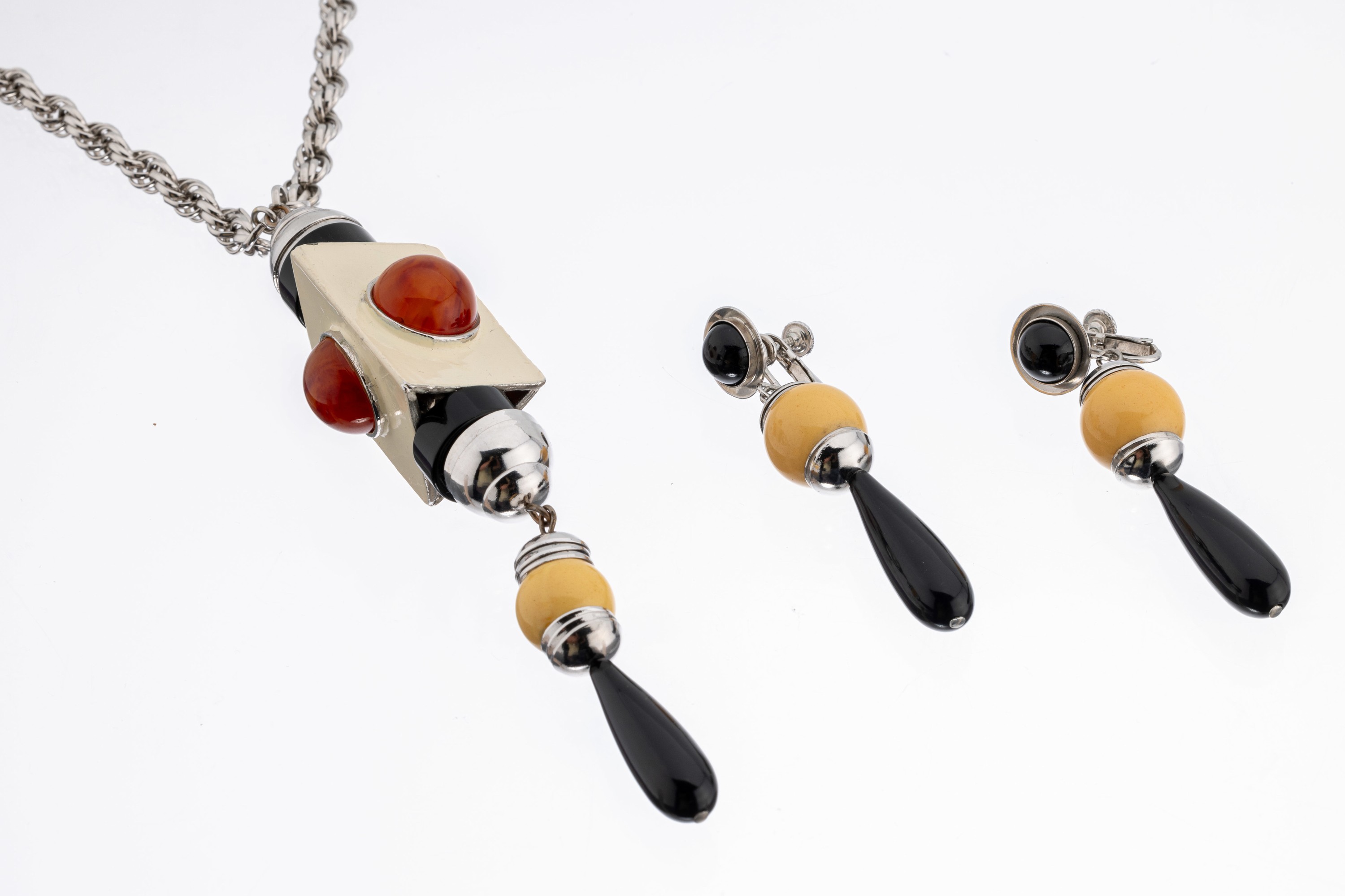 Bakelit-Schmuckset, wohl Frankreich, um 1955, im Stil des Art-Deco, best. aus: Collierund 1 Paar Ohrschrauben, schwarzes und cremefarb. Bakelit, L. ...