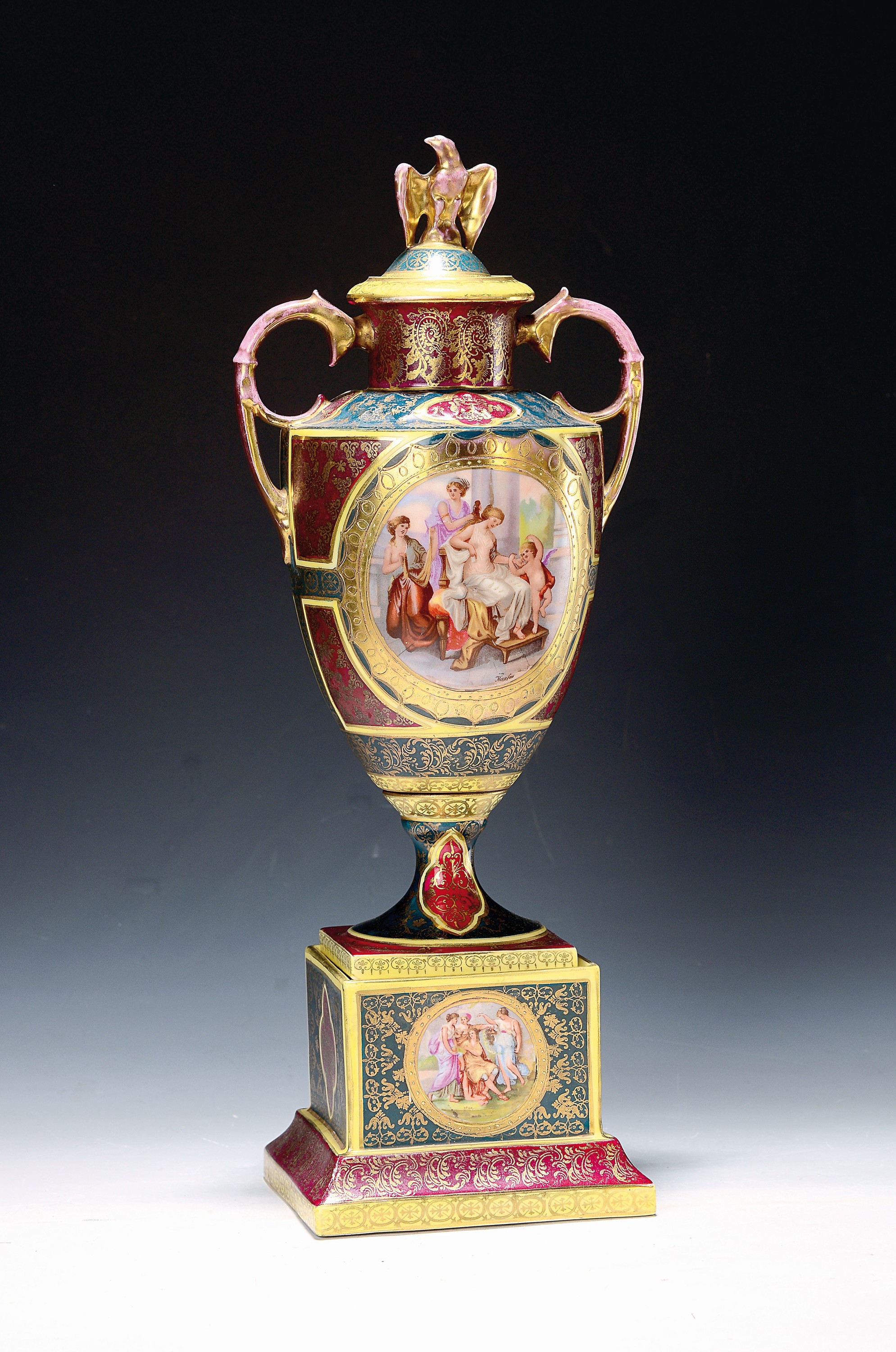 Deckelvase, Dresden, um 1900, nach Wiener Vorbild, Porzellan, rot und grün glasiert mit reichem Golddekor, antikisierende Szenen in Kartuschen, H. ...