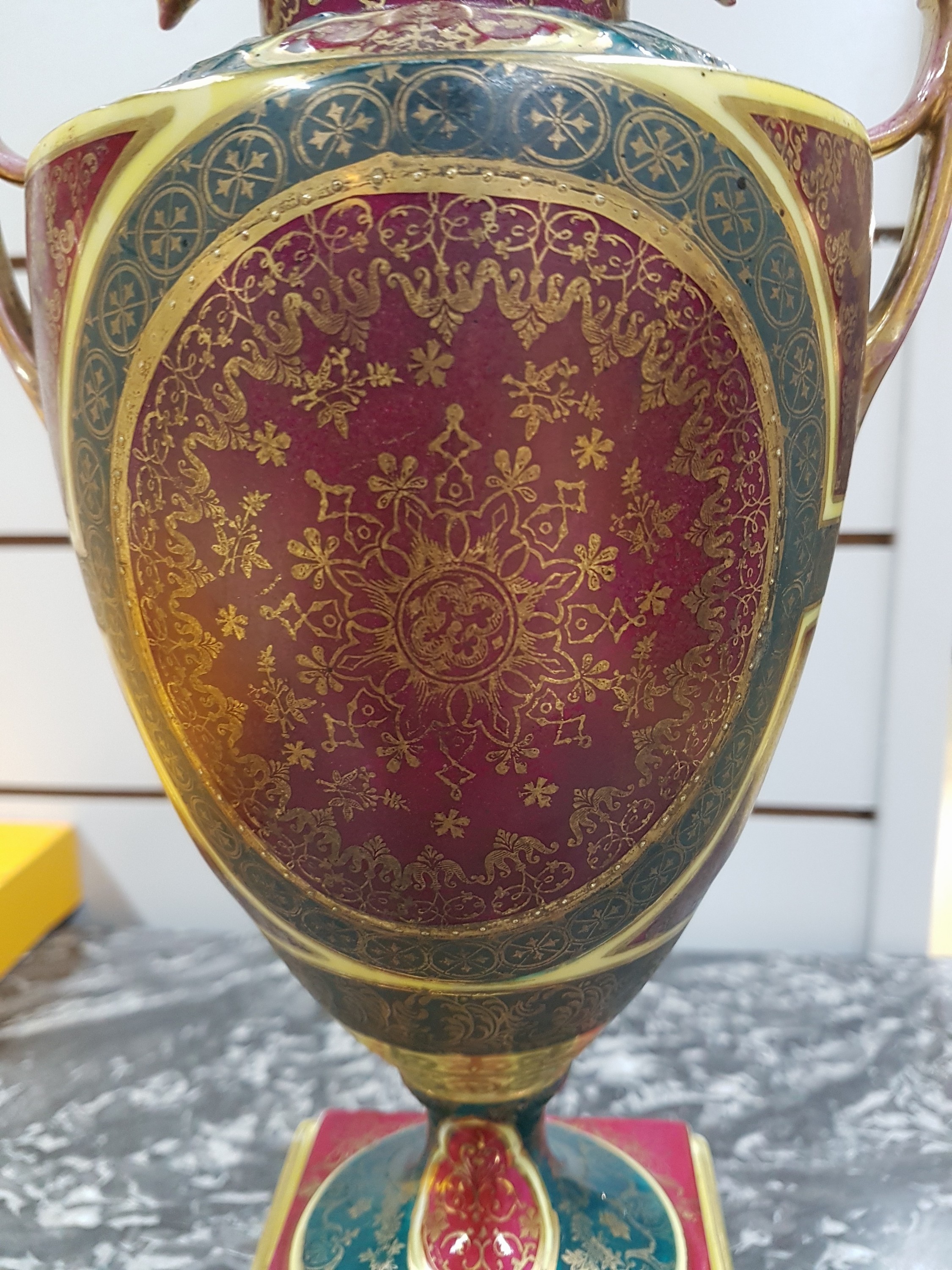 Detail d: Deckelvase, Dresden, um 1900, nach Wiener Vorbild, Porzellan, rot und grün glasiert mit reichem Golddekor, antikisierende Szenen in Kartuschen, H. ...