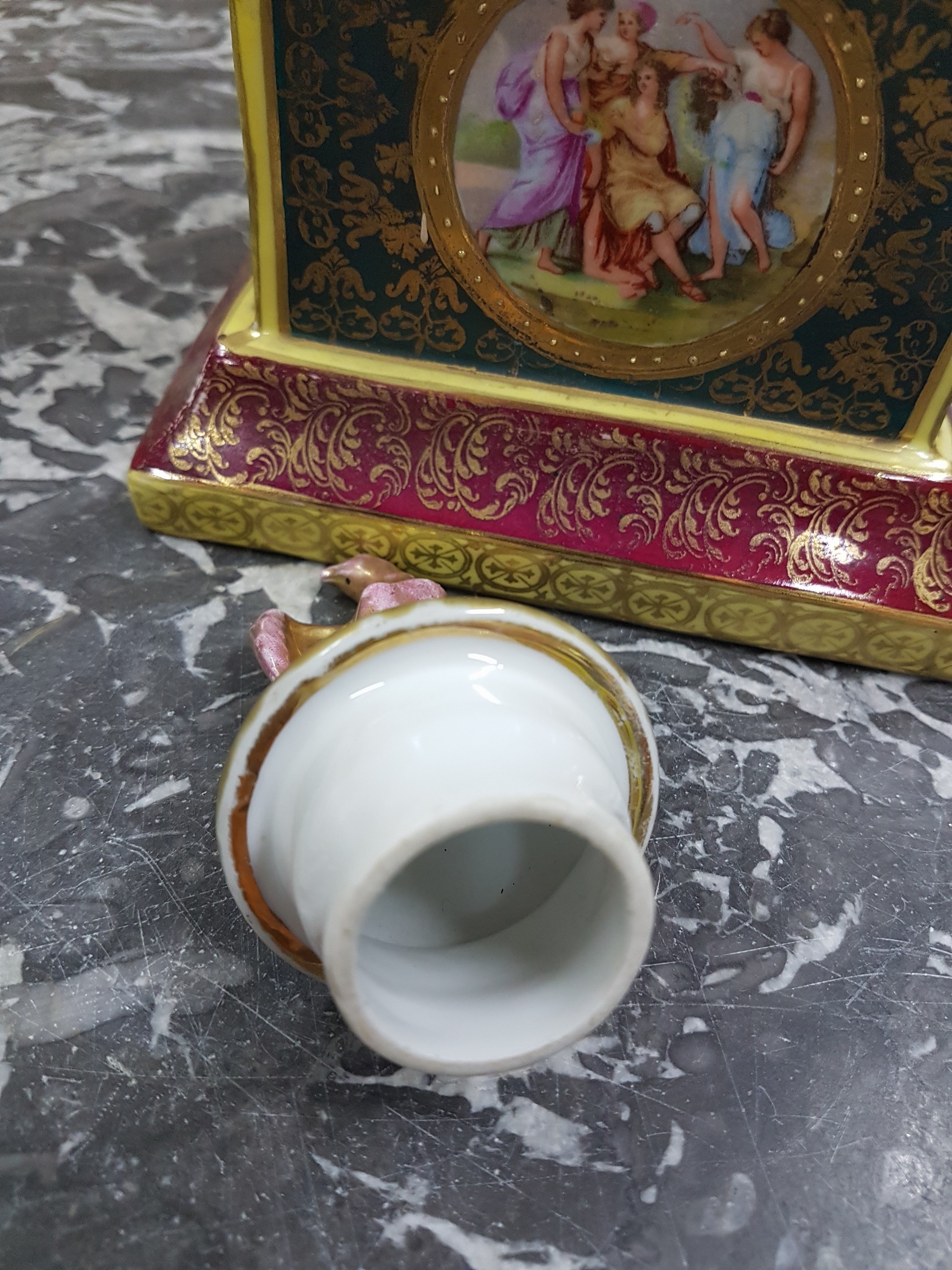 Detail i: Deckelvase, Dresden, um 1900, nach Wiener Vorbild, Porzellan, rot und grün glasiert mit reichem Golddekor, antikisierende Szenen in Kartuschen, H. ...
