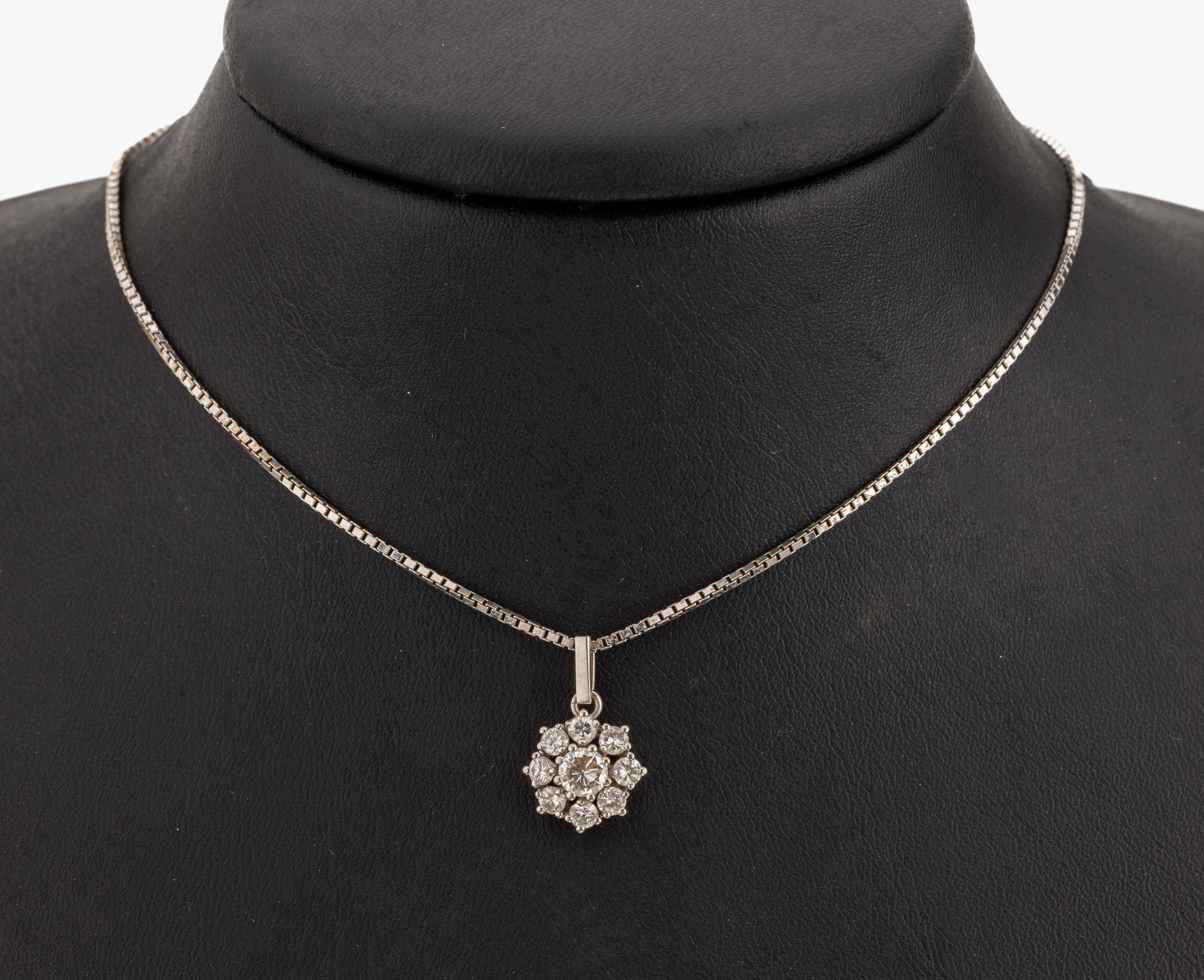 14 kt Gold Brillant-Anhänger, WG 585/000, mittig Brillant ca. 0.30 ct Weiss/si, umgeben von 8 Brillanten zus. ca. 0.50 ct Weiss/si, an ...