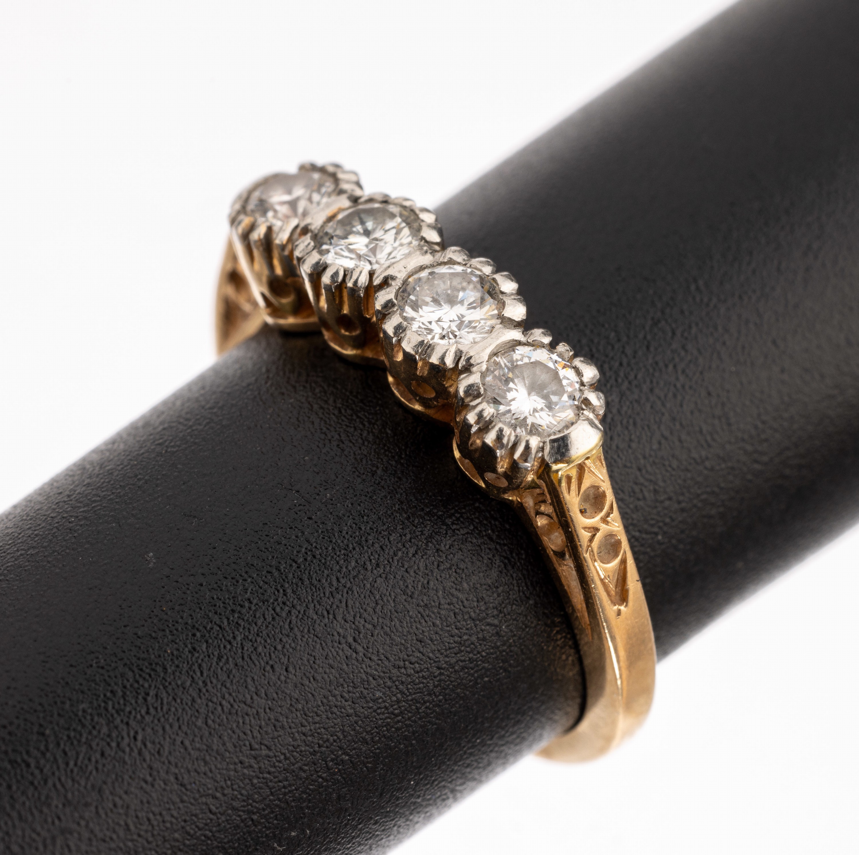 18 kt Gold Brillant-Ring, GG/WG 750/000, 5 Brillanten zus. ca. 0.60 ct Weiss/si, RW 53, ca. 3.9 g