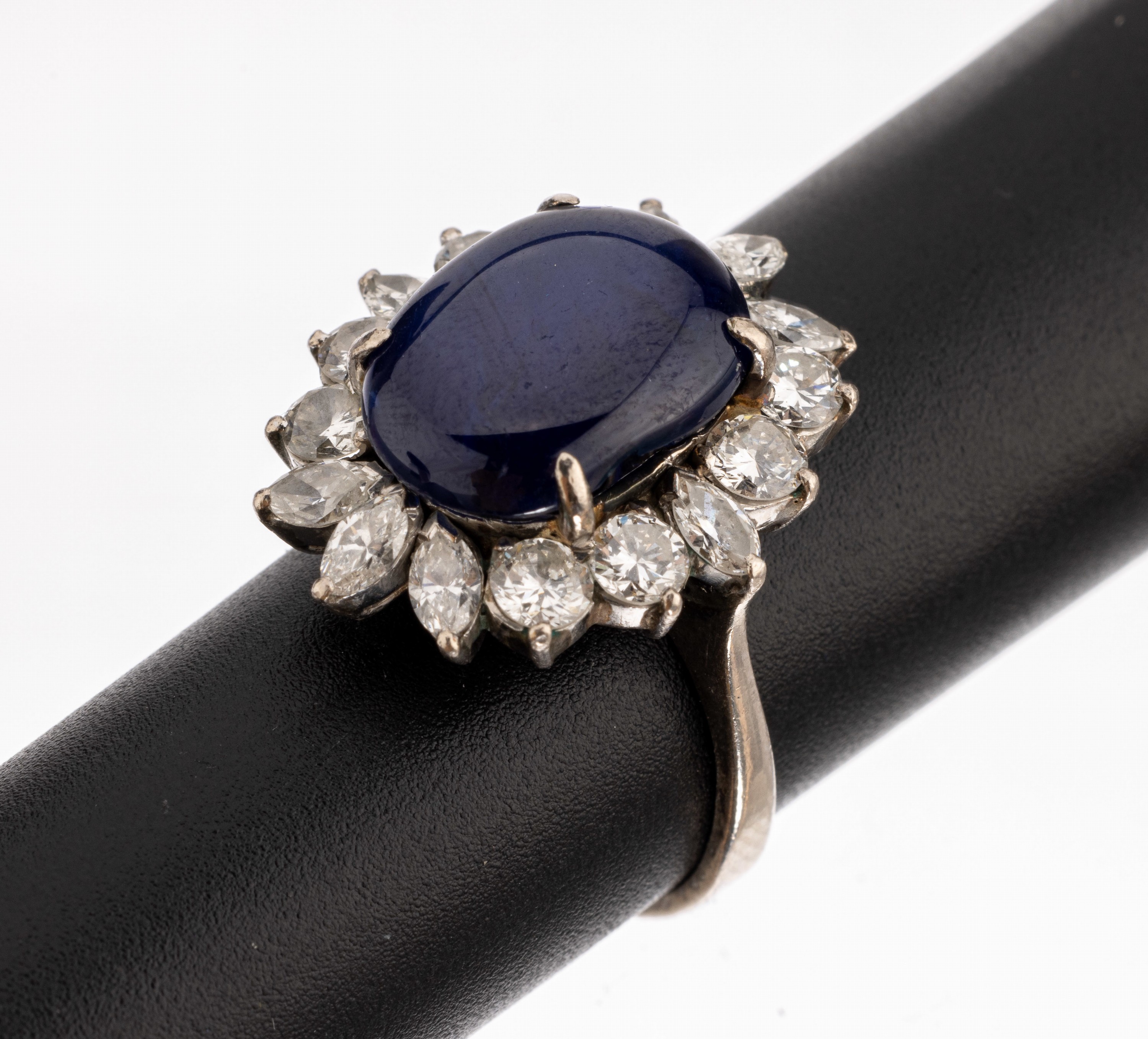 8 kt Gold Farbstein-Diamant-Ring, WG 333/000 gepr., mittig ovale blaue Synthese, Stein besch., umgeben von 8 Brillanten und 8 Diamantnavettes zus. ...