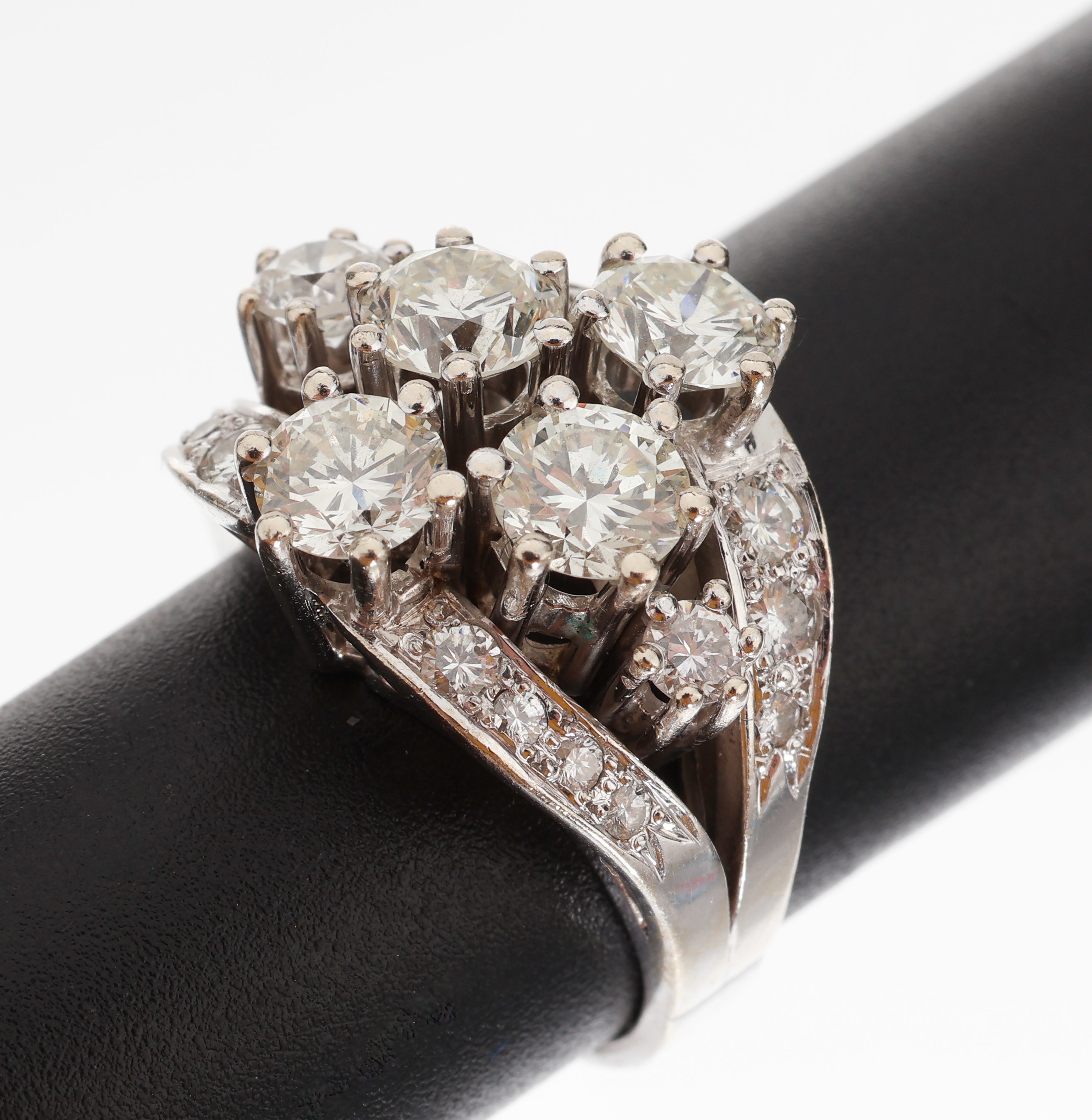 14 kt Gold Brillant-Ring, WG 585/000, qualitätvolle Ausführung, 6 erhaben gefasste Brillanten zus. ca. 2.0 ct l.get.Weiß-get. Weiß/vs-si, 14 ...