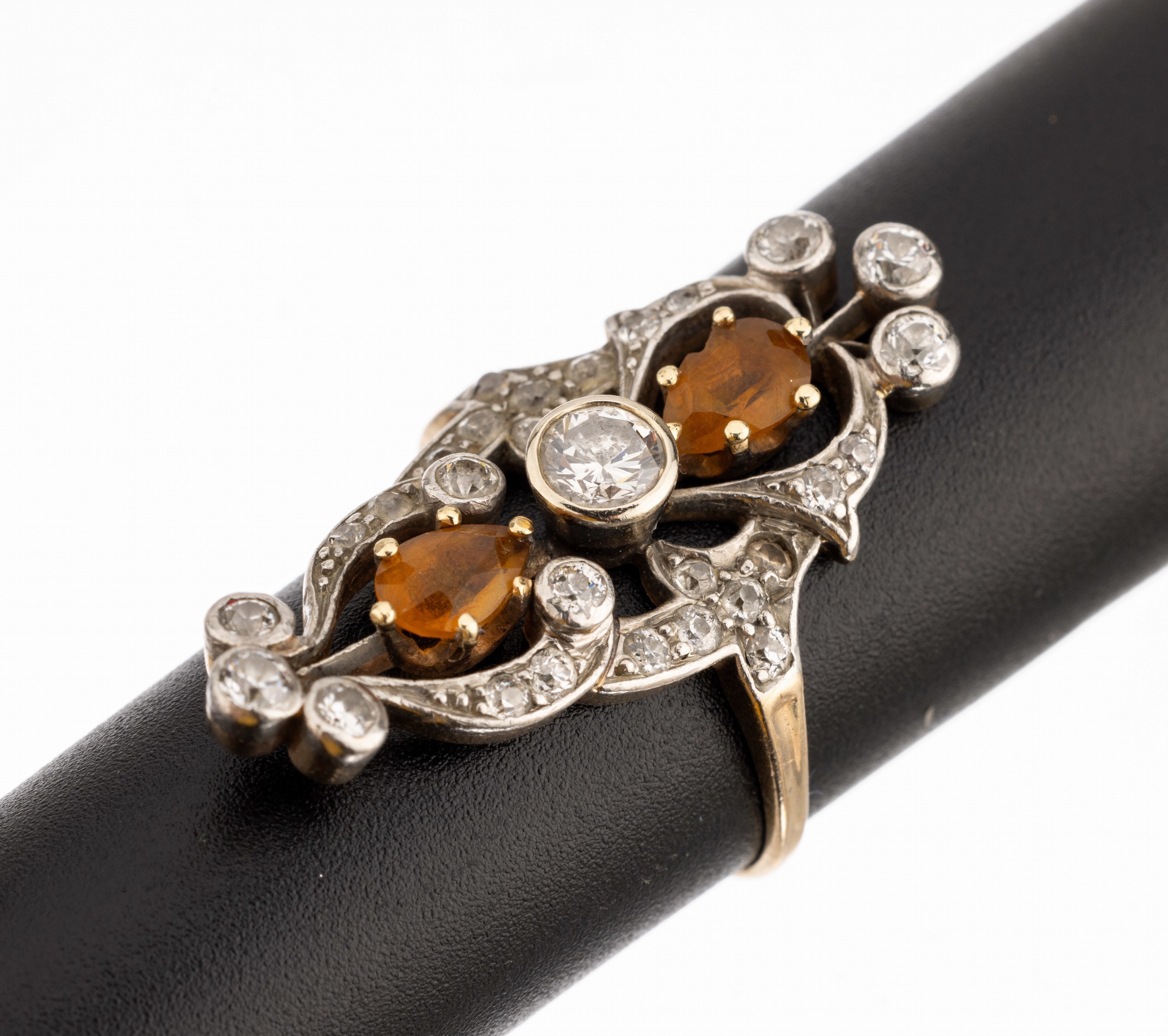18 kt Gold Diamant-Citrin-Ring, GG 750/000 gepr., im Stil des Jugendstils, 29 Brillanten und Altschliffdiamanten zus. ca. 0.77 ct Weiss/p, 2 facett. ...
