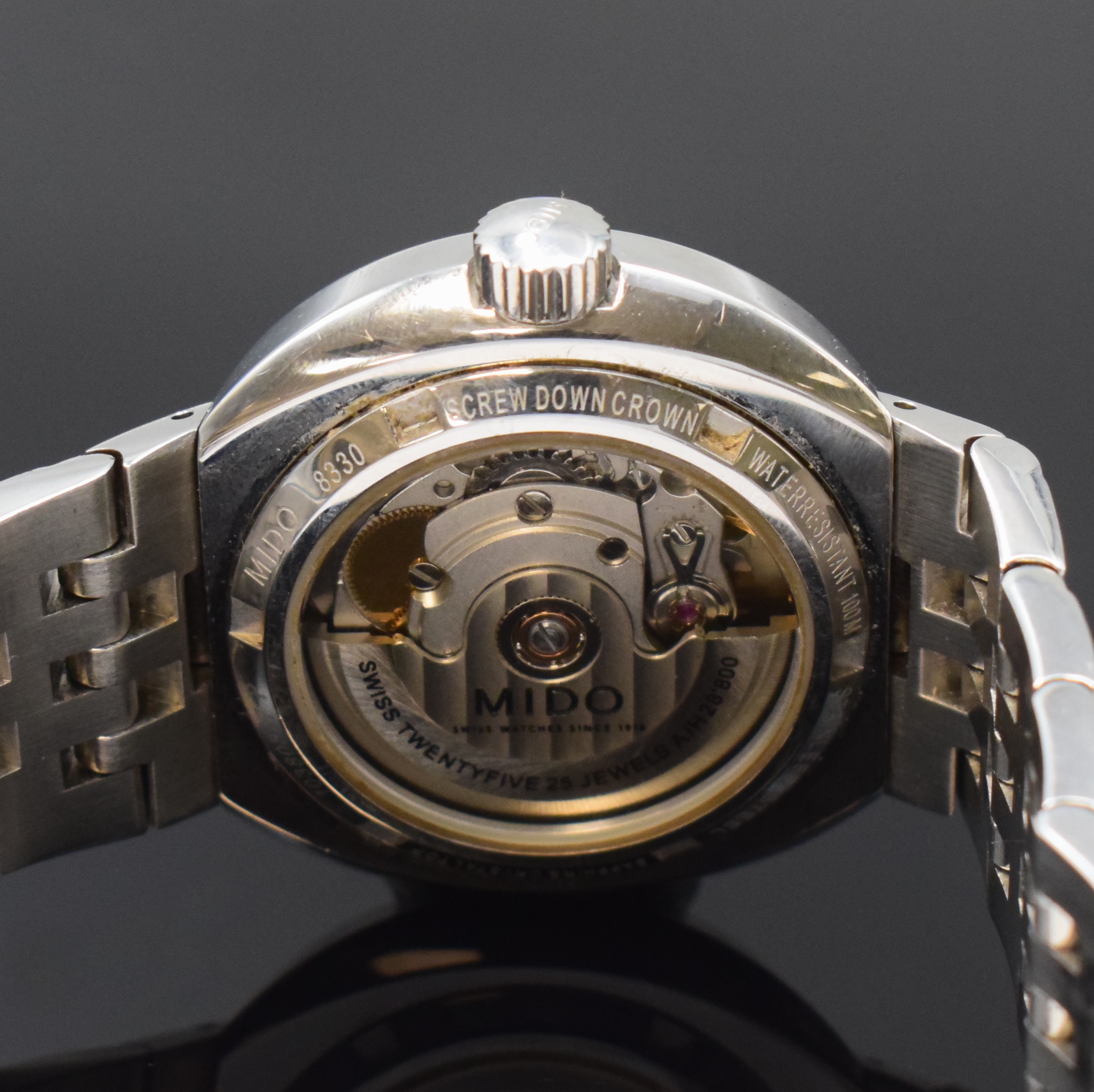 Detail d: MIDO AD1 Herrenarmbanduhr in Stahl Referenz M8330, Schweiz um 2010, Automatik, beids. verg. Geh. inkl. orig. Gliederband m. Faltschl., Boden u. Krone ...