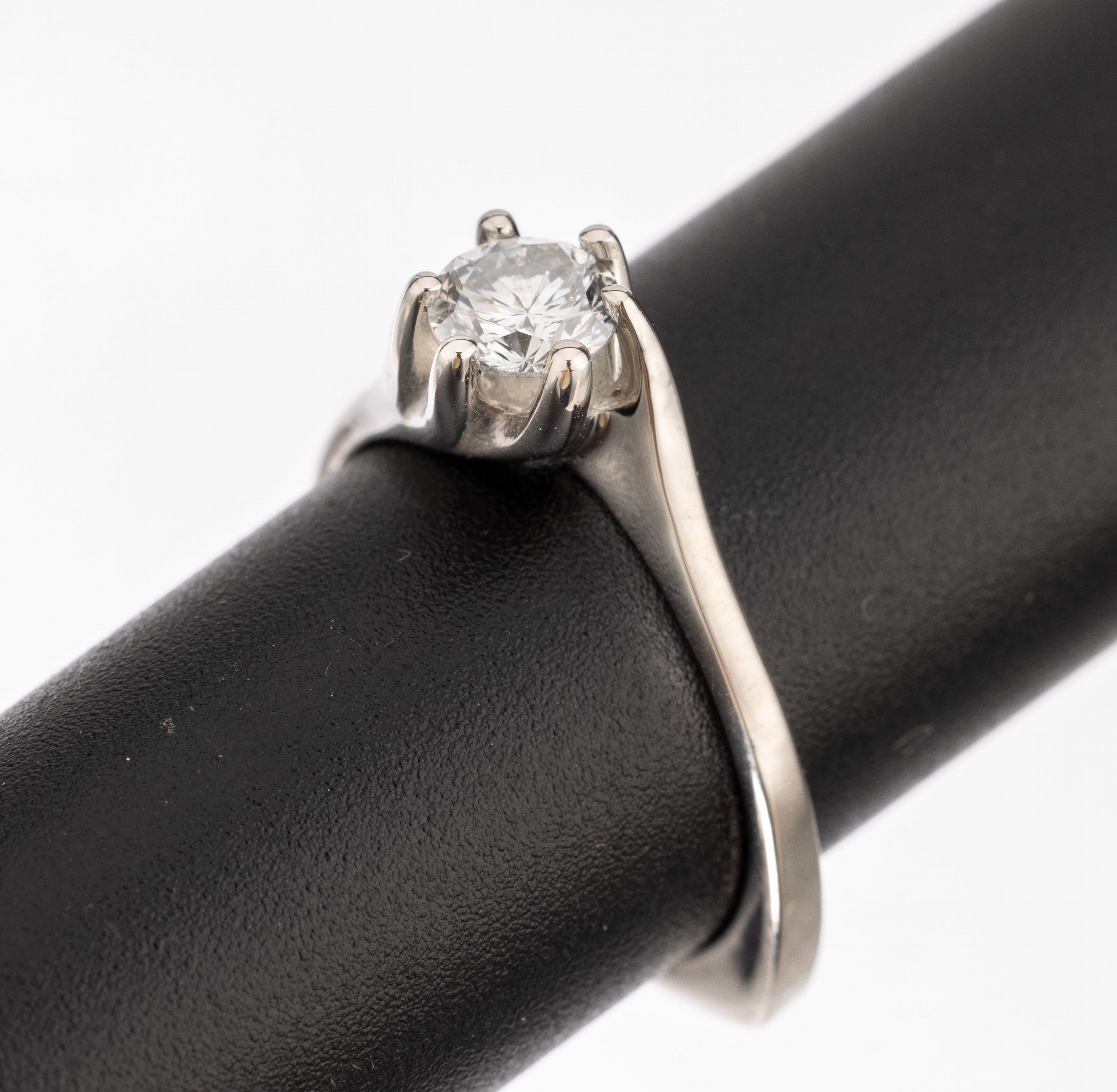 14 kt Gold Brillant-Ring, WG 585/000, einzelner Brillant ca. 0.51 ct feines Weiß/si,RW 52, ca. 3.2 g