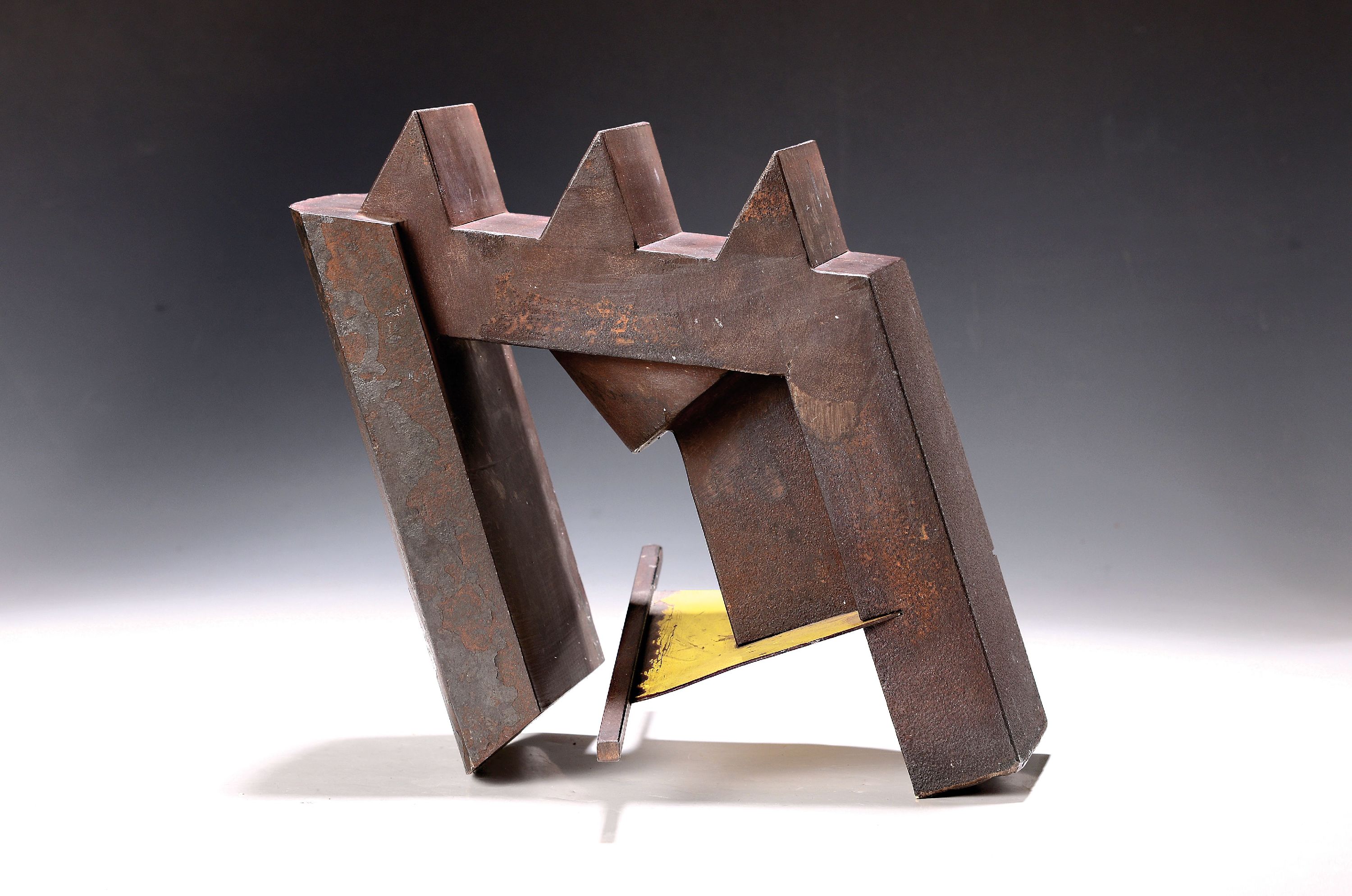 Detail k: Klaus Duschat, geb- 1955 Ventersdorp/Süd Afrika, Stahlskulptur, "Torgelb", 30x30x15 cm, Duschat studierte an der FH Hannover und der ...