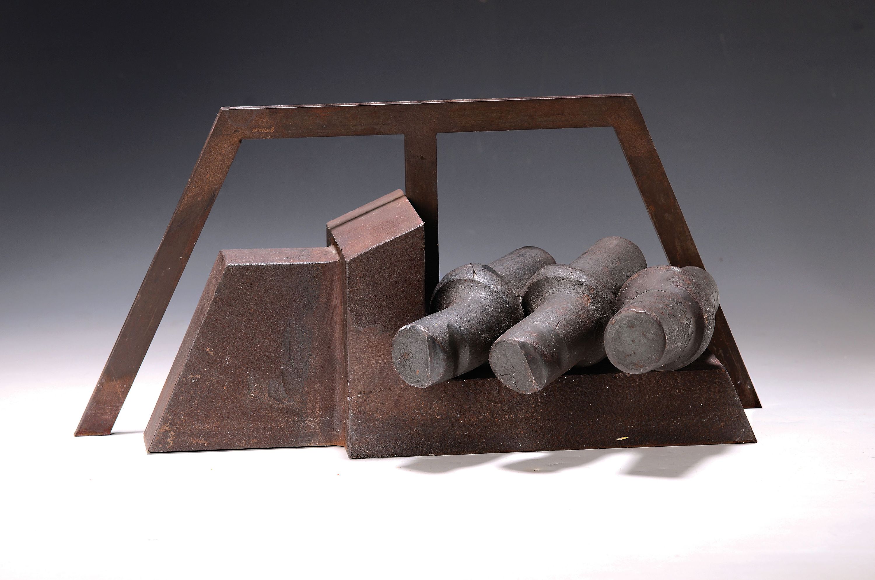 Detail k: Klaus Duschat, geb. 1955 Ventersdorp/Südafrika, Stahlskulptur, Komposition aus Stahlschrott in 2 Teilen, 22x40x14 cm; Duschat studierte an der FH ...