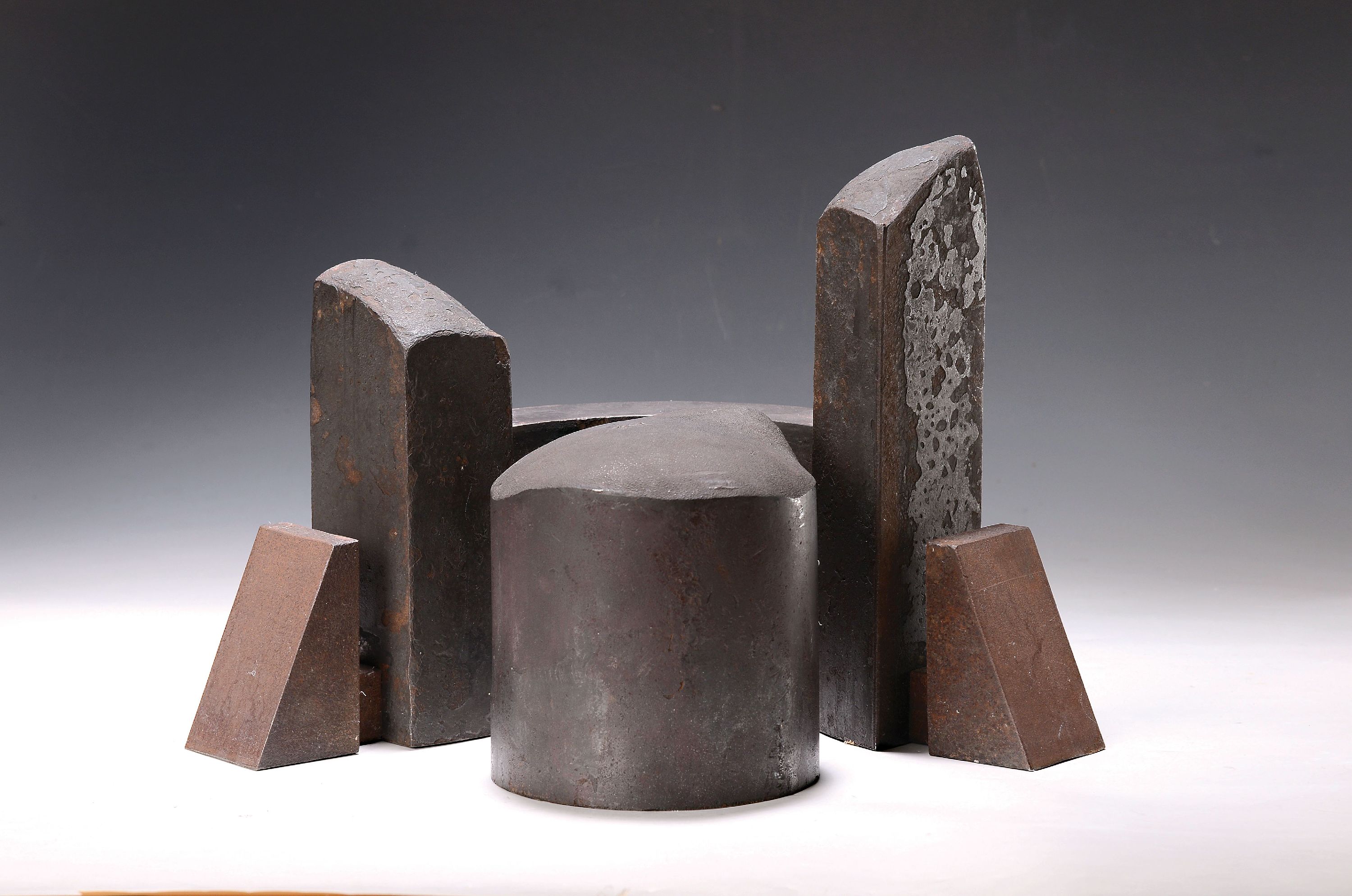 Detail k: Klaus Duschat, geb. 1955 Ventersdorp/Süd Afrika, Stahlskulptur, Komposition aus Stahlschrott mit 2 gerundeten Elementen, H. 28 cm; Duschat studierte ...