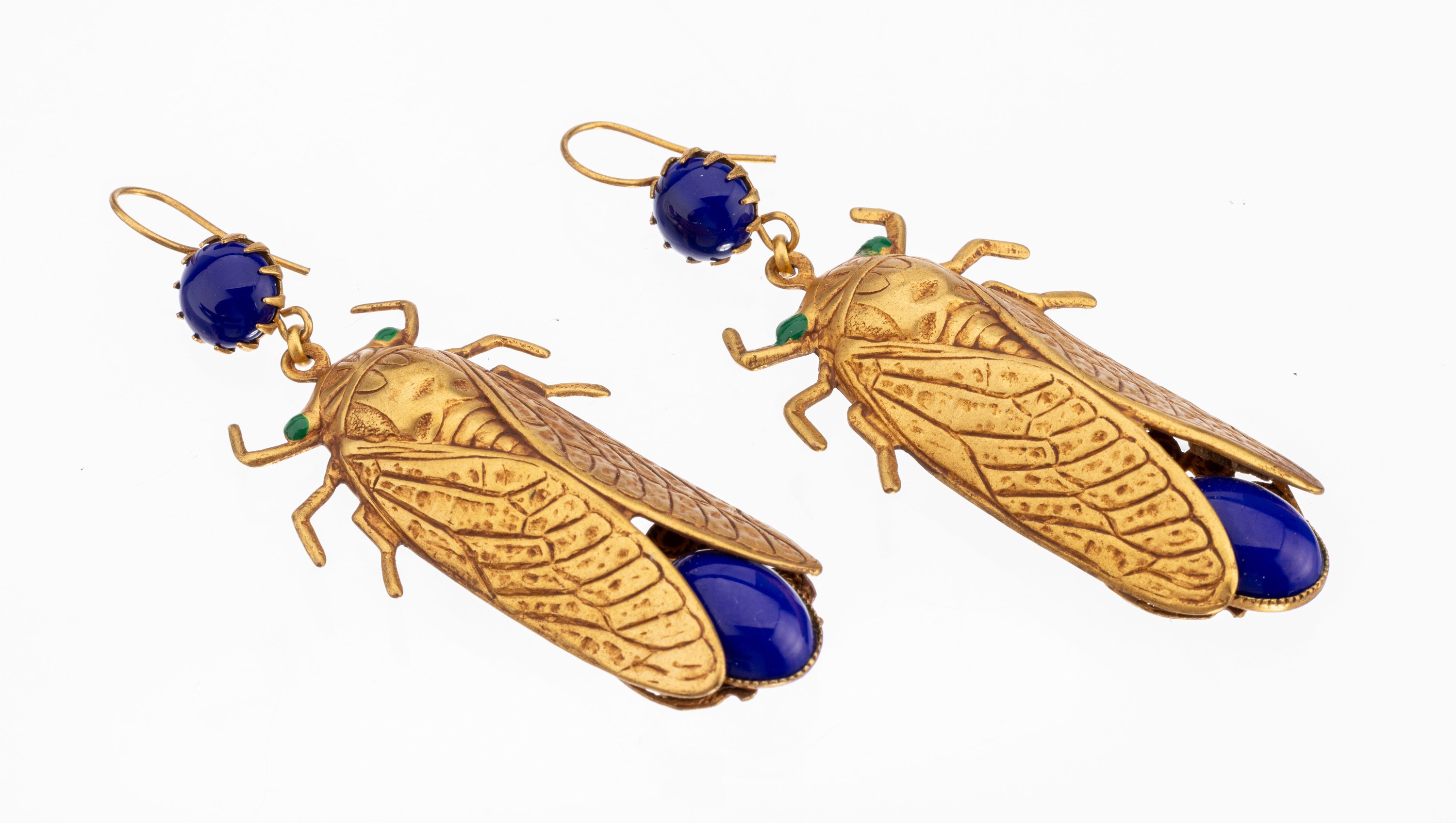 Paar Ohrgehänge "Zikaden", Askew London, imStil der 1930er Jahre, Metall vergoldet, lapislazulifarb. Glas- Cabochons, Augen grün ...