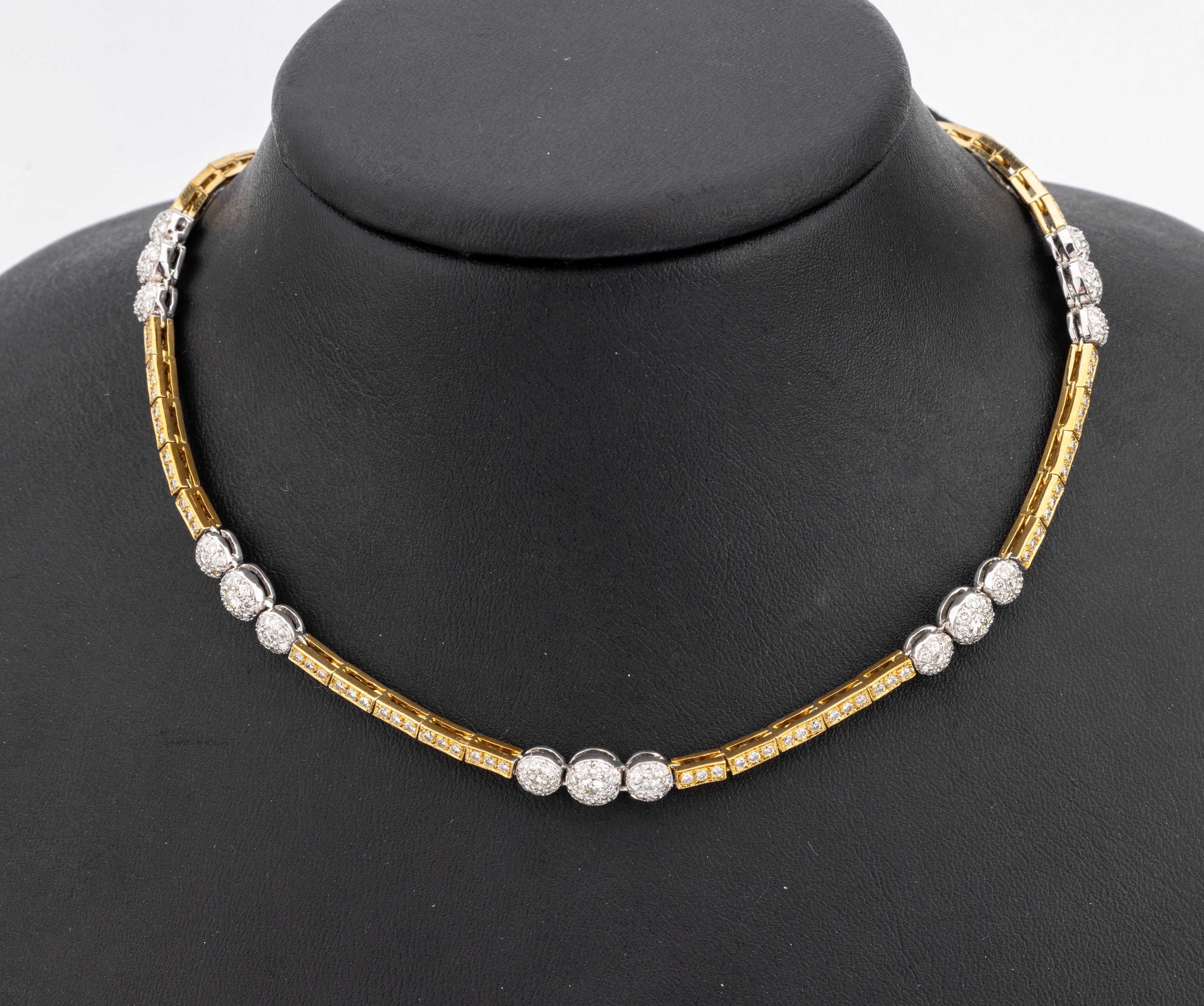 18 kt Gold Brillant-Collier, GG/WG 750/000,318 Brillanten zus. ca. 3.40 ct Weiss/si, ca. 31.8 g, L. ca. 44.5 cm, Kastenschloss mit Sicherheitsacht